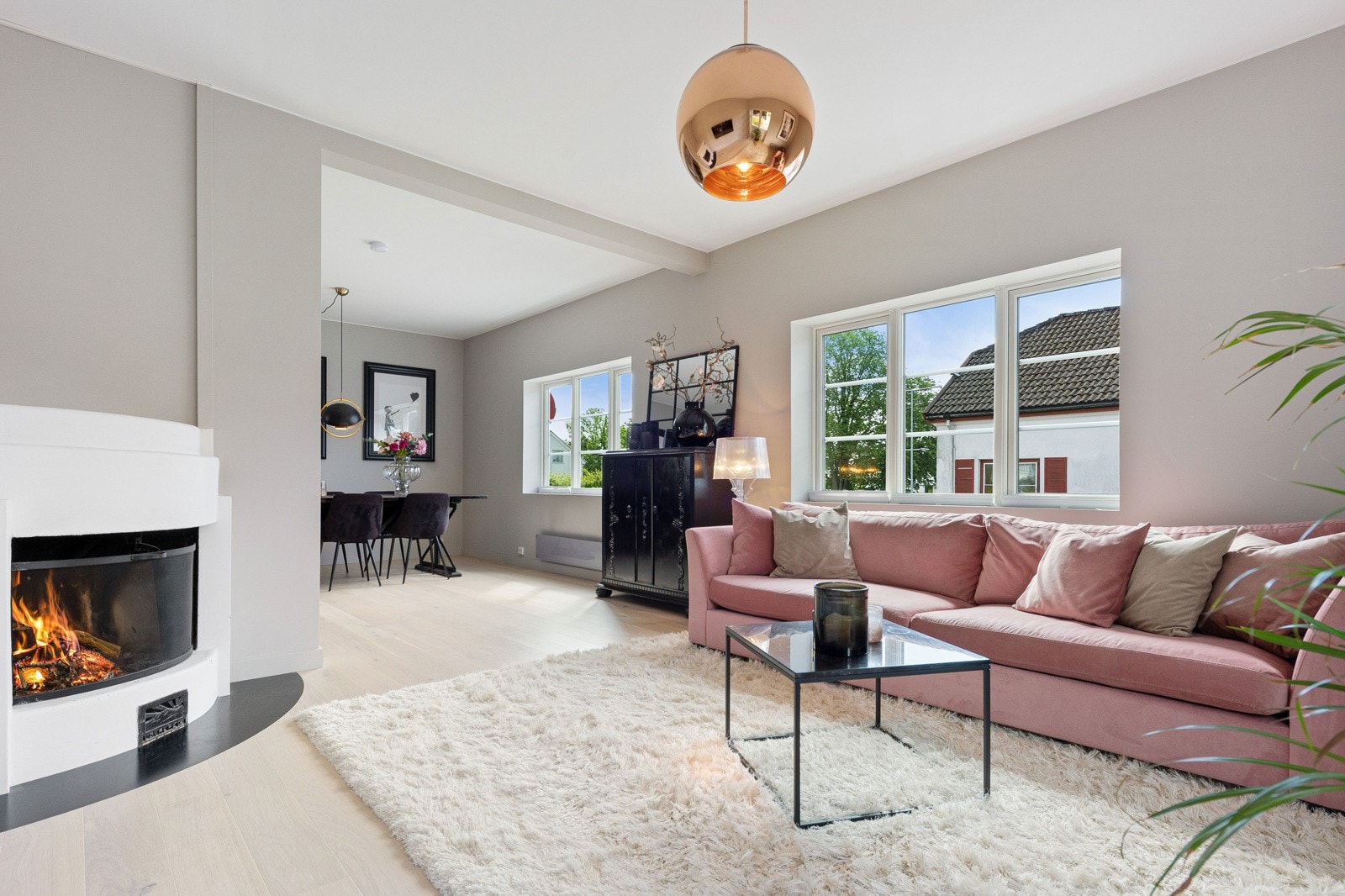 Begge stuene ble i 2020 smakfullt pusset opp med flott 1-stavs parkettgulv og gipsplater malt i en dus gråtone. Galleribilde