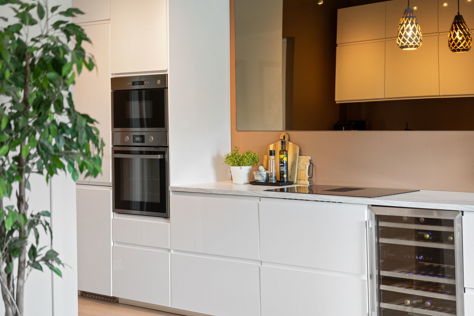 Av hvitevarer har kjøkkenet integrert platetopp, stekeovn, oppvaskmaskin, mikrobølgeovn og en kombinert kjøl/frys. Galleribilde