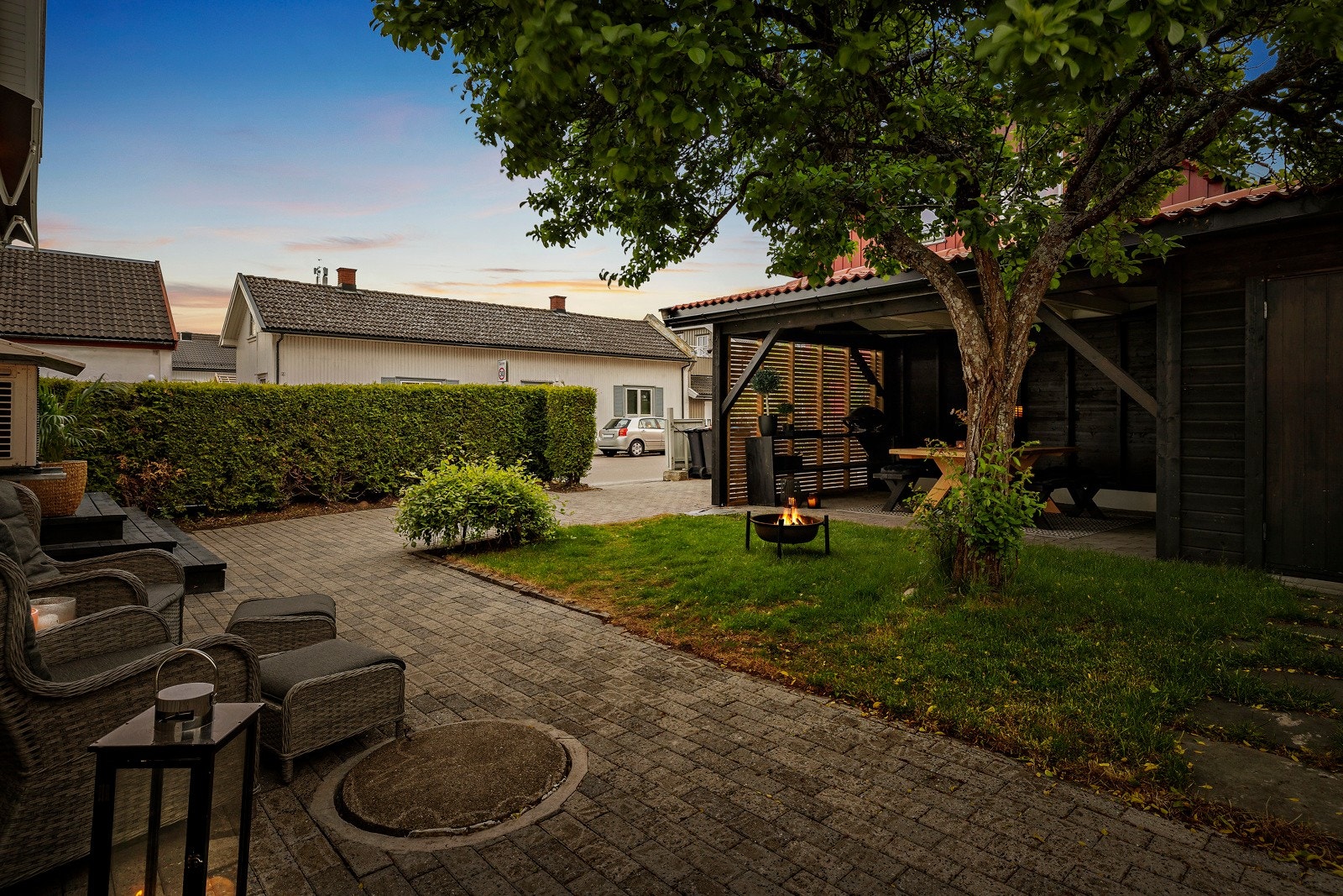 Sene sommerkvelder nytes ute i den fine hagestuen. Galleribilde