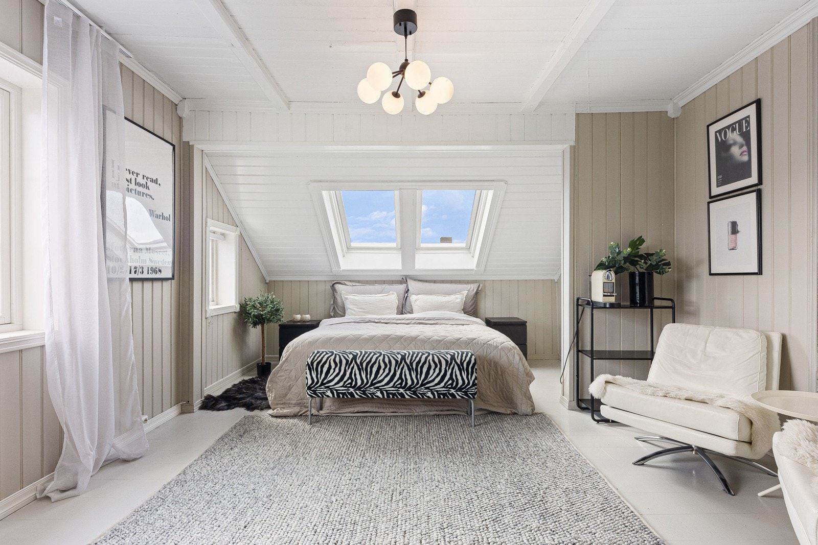 Eneboligen har tre gode soverom ? ett i første etasje og to i andre etasje. Galleribilde