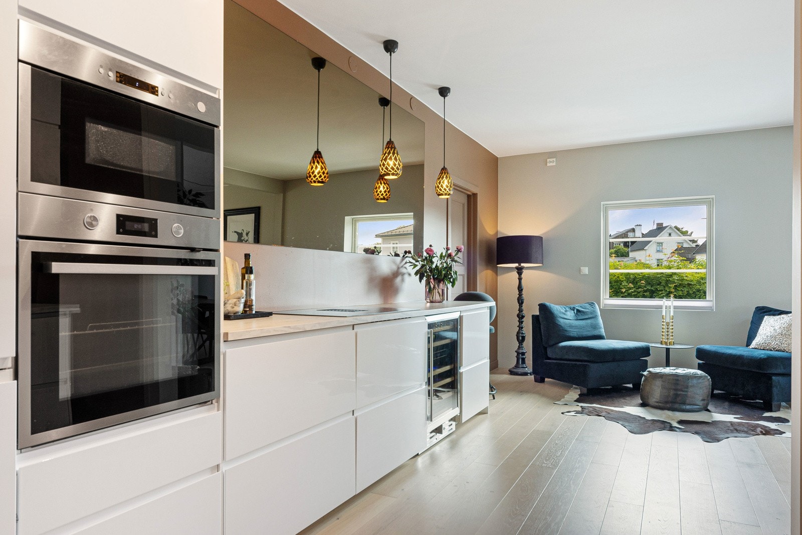 For et luftigere uttrykk er flere overskap droppet til fordel for åpne flater, men det er likevel godt med skapplass. Galleribilde