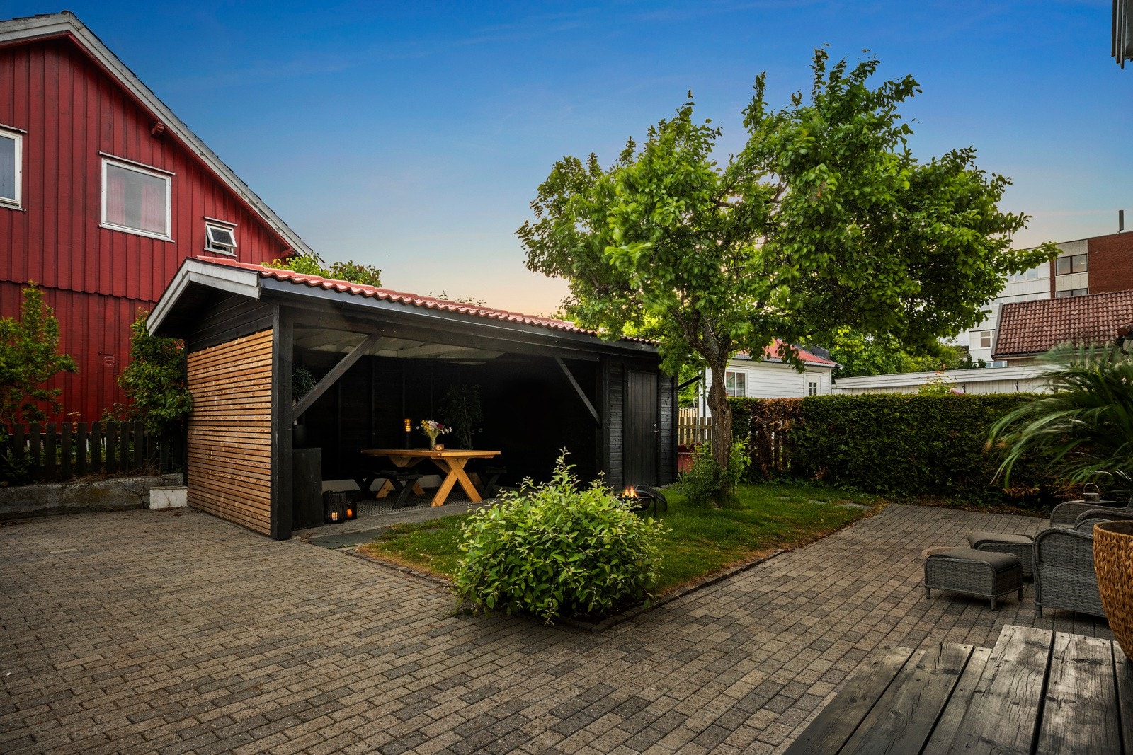 I hagen finner man en herlig og delvis innebygd utestue. Galleribilde