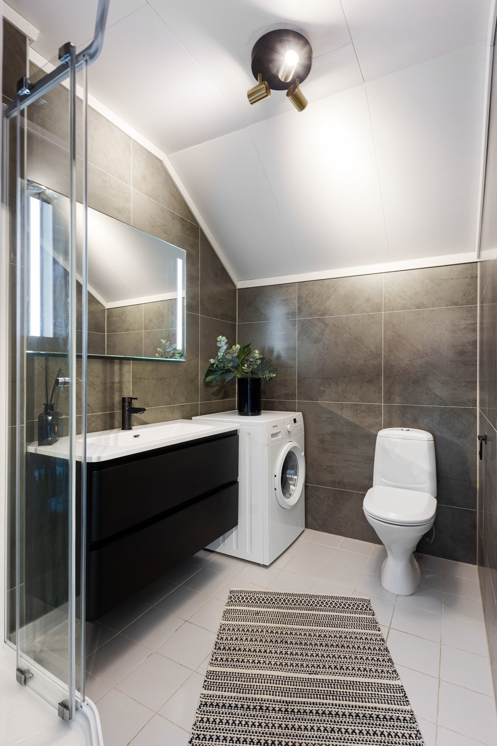 Badet er oppgradert med nye fliser og ny innredning. Galleribilde