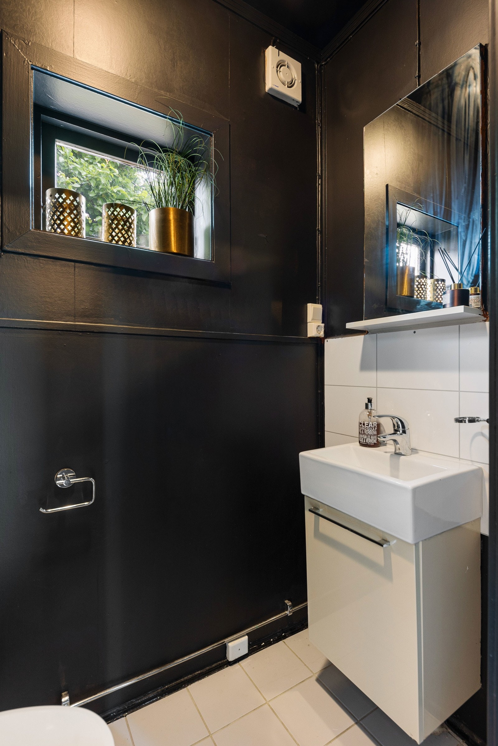 Tilliggende vindfanget finner man et praktisk gjestetoalett. Galleribilde