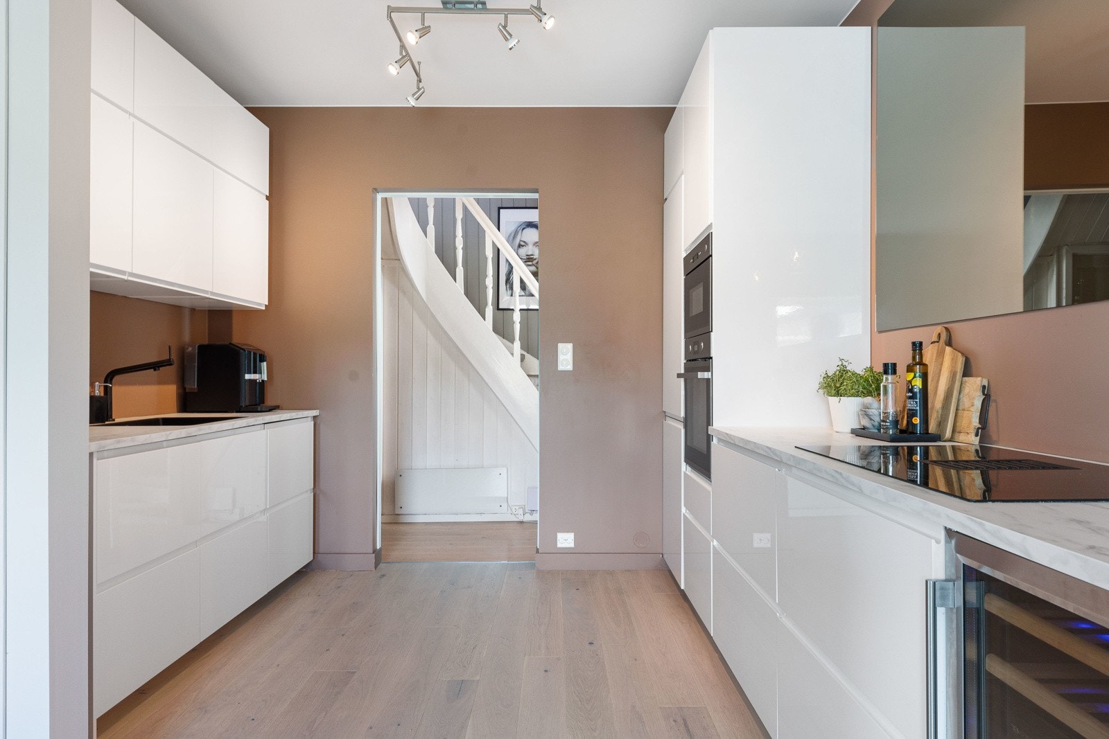 Ovnene er praktisk plassert i et høyskap på kjøkkenet. Galleribilde