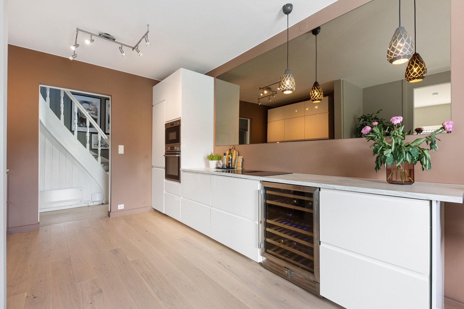 For et luftigere uttrykk er flere overskap droppet til fordel for åpne flater, men det er likevel godt med skapplass. Galleribilde