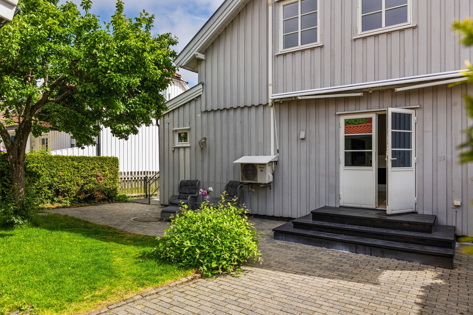 Hagen er pent opparbeidet med flere lune uteplasser og plen. Galleribilde