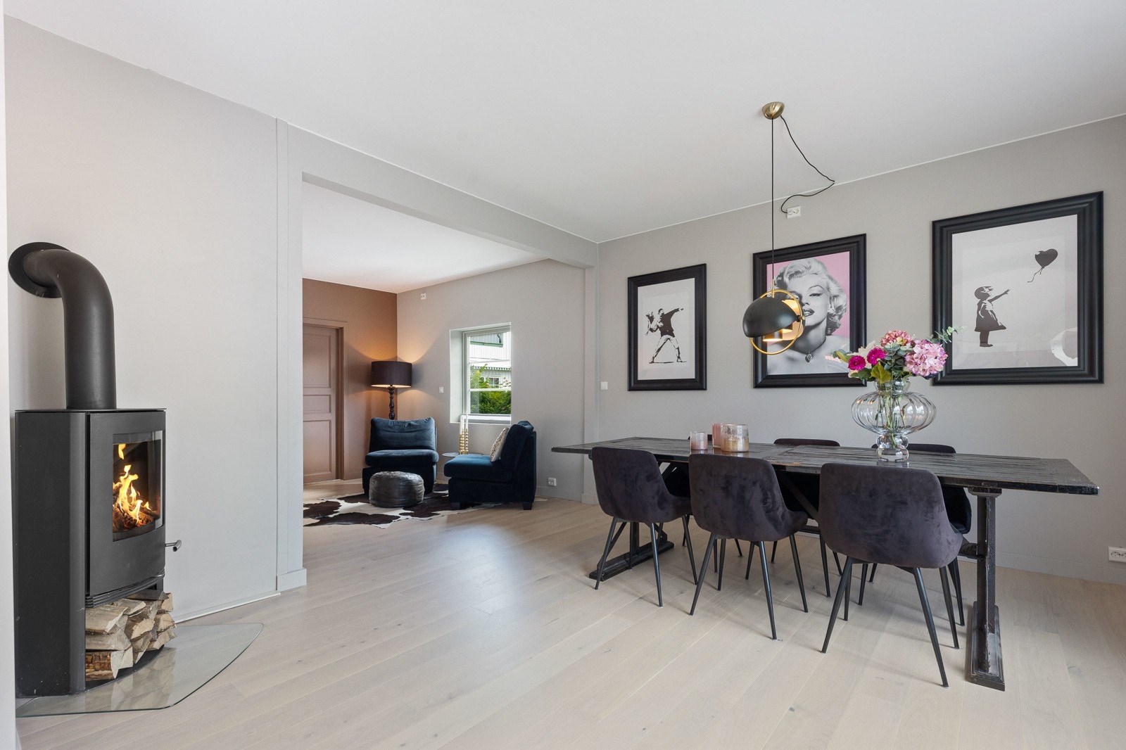 Den ene stuen ligger utenfor kjøkkenet og passer utmerket som spisestue. Galleribilde