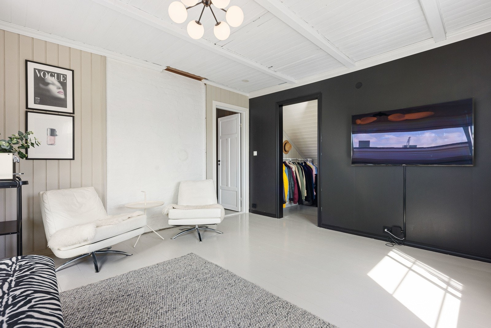 Tilliggende hovedsoverommet finner man et hendig walk-in closet med stenger for oppheng. Galleribilde