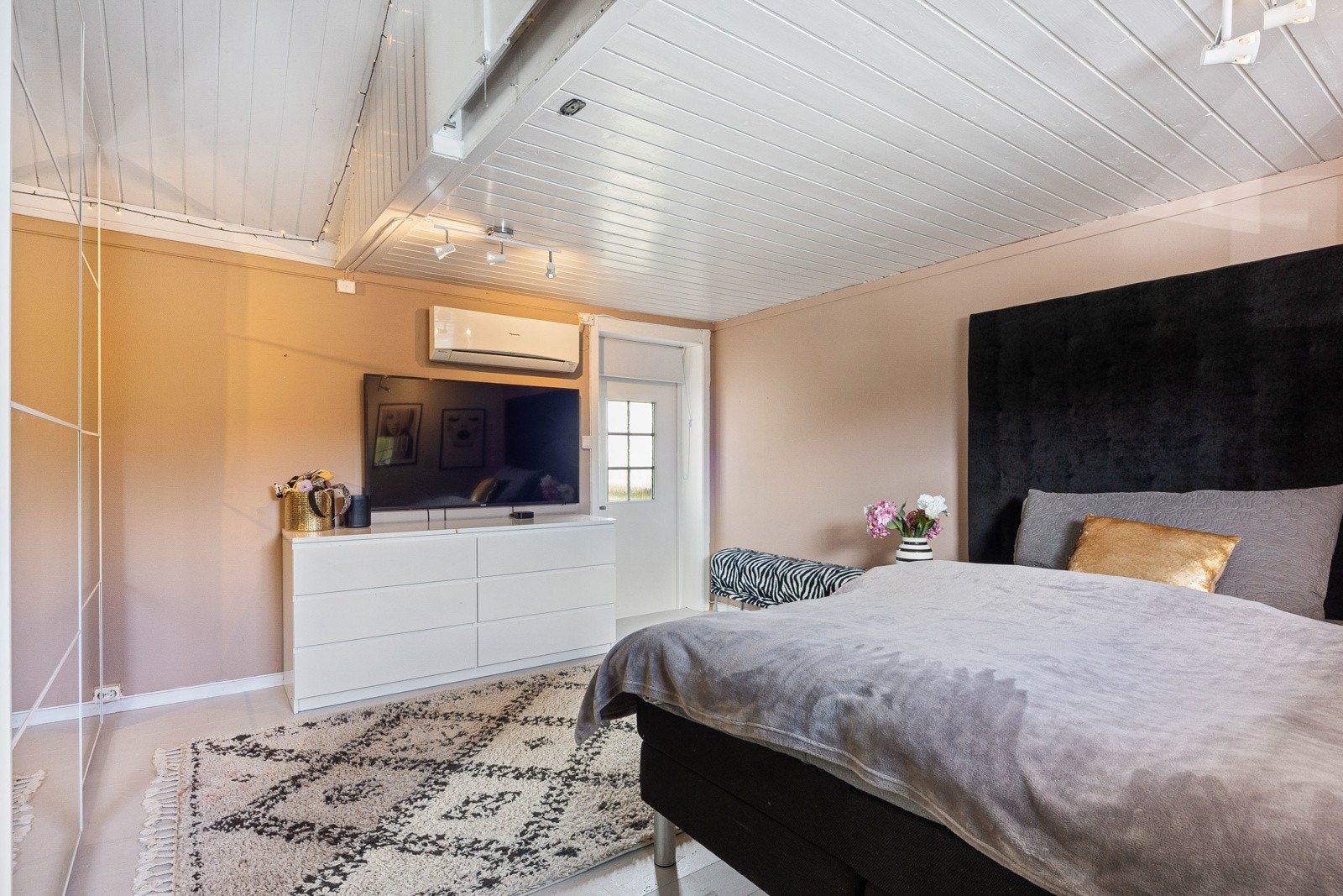 Soverommet nede (nr.3) har varmepumpe og egen utgang. Galleribilde