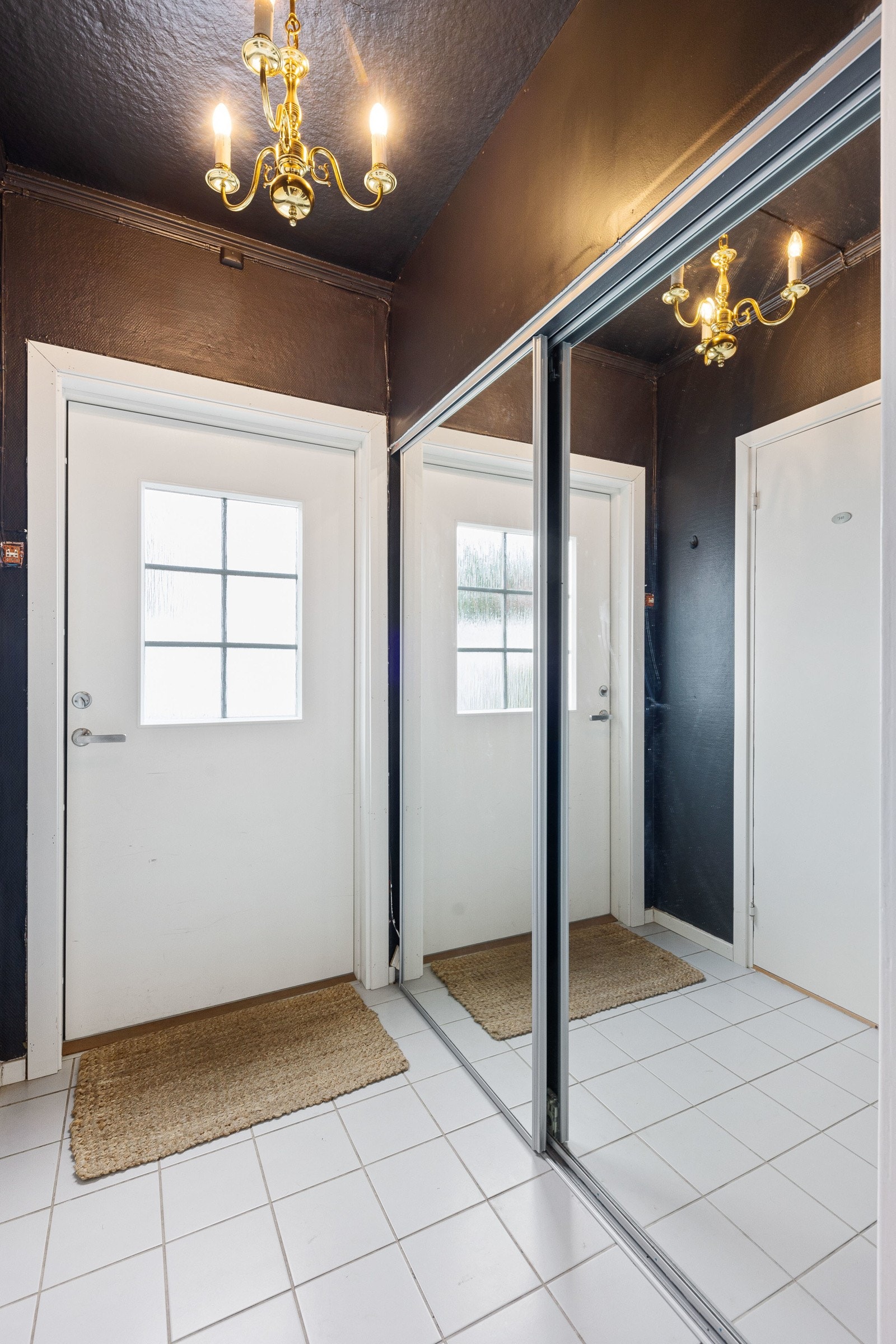 Vindfanget er innredet med en stor og plassbygget skyvedørsgarderobe. Velkommen inn! Galleribilde