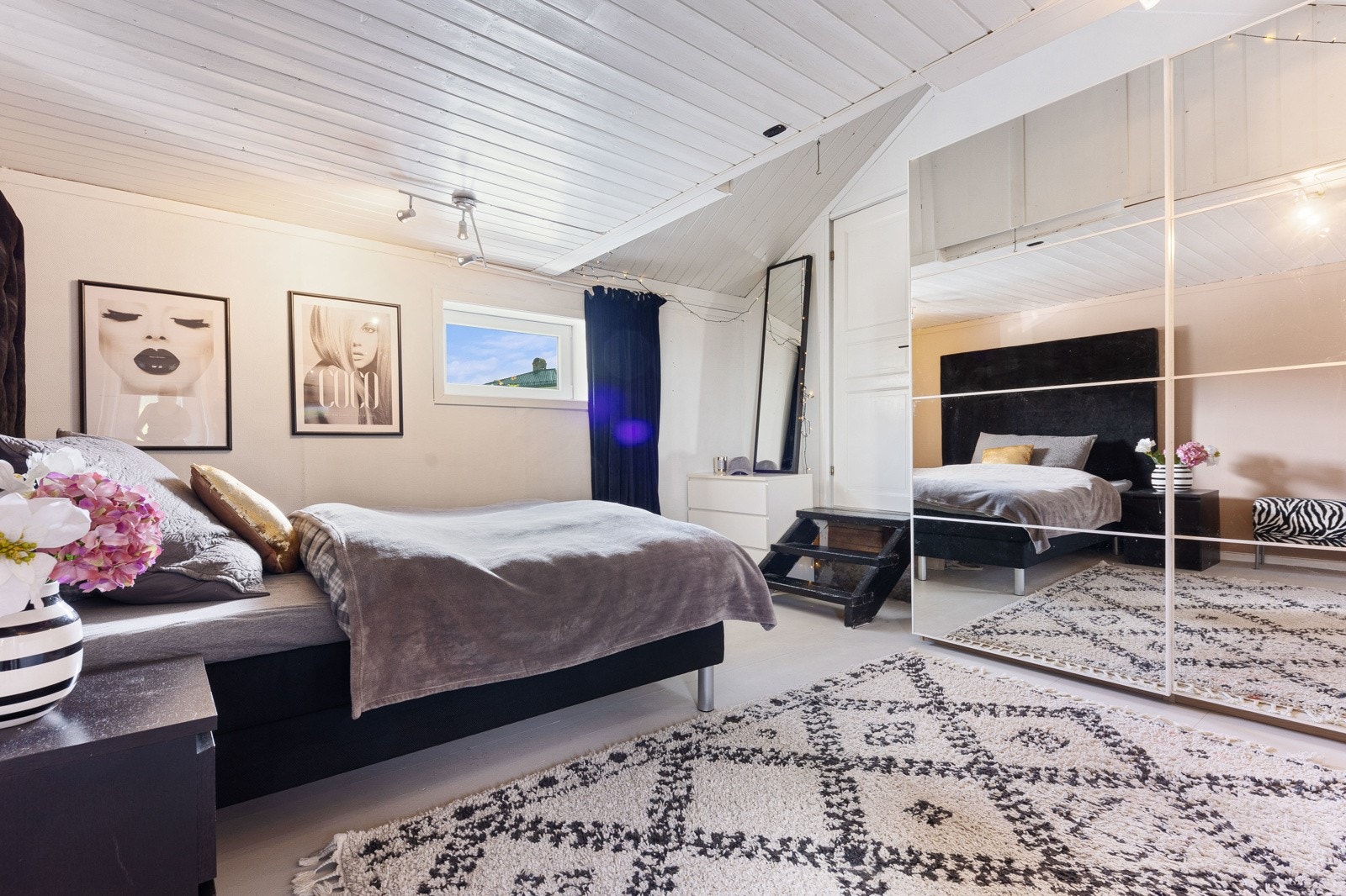 På soverommet nede står det en stor skyvedørsgarderobe med speilfronter. Galleribilde