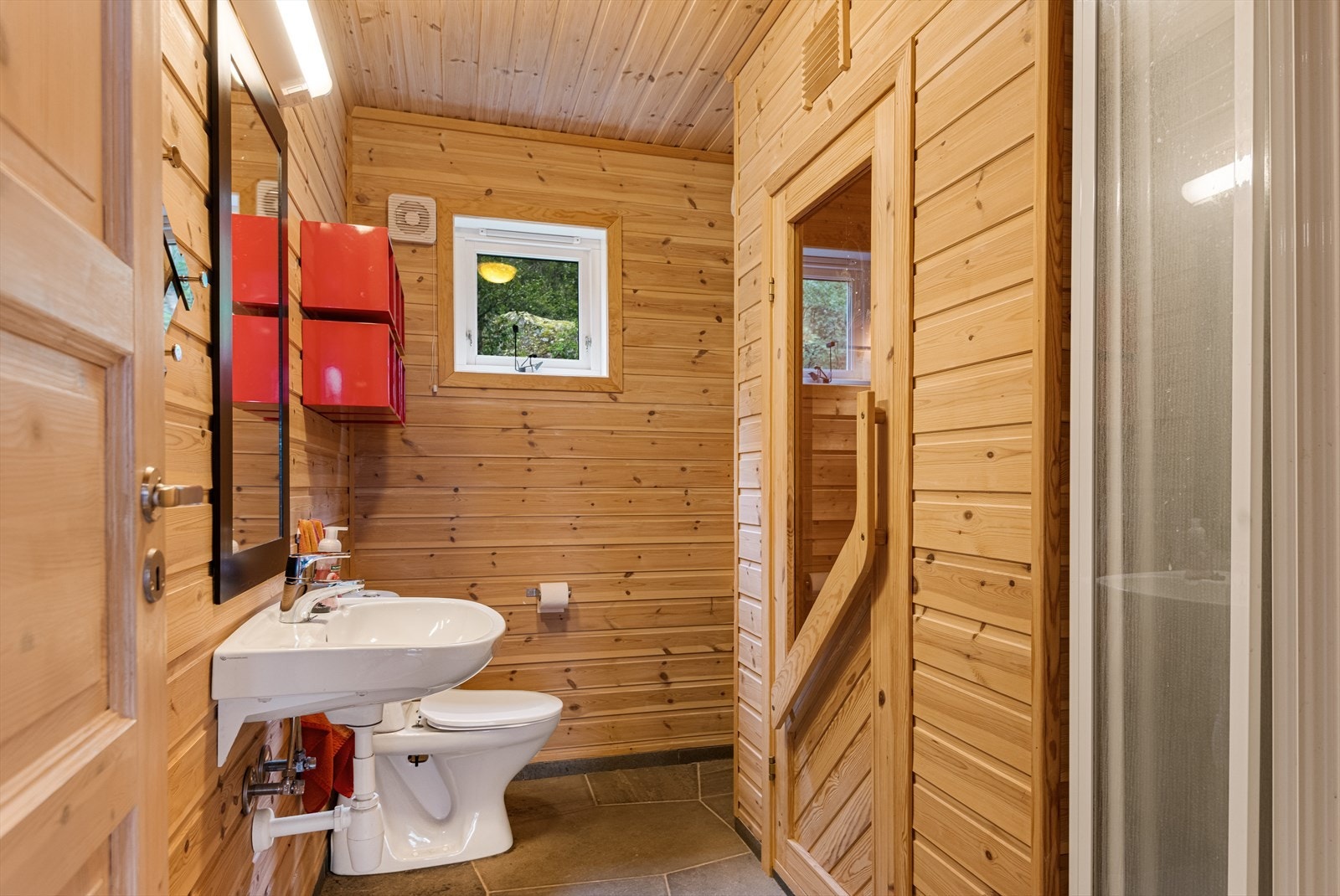 Baderom med adkomst til badstu Galleribilde