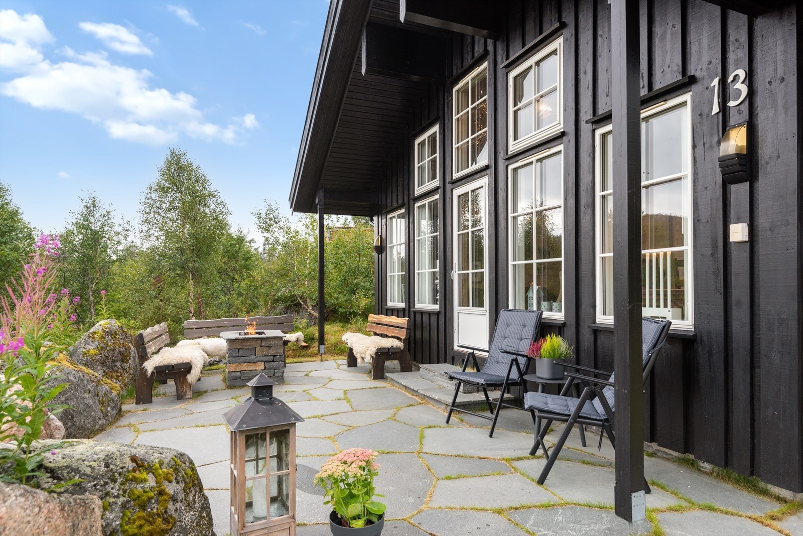 Særdeles flotte uteområder med flott skiferbelagt uteplass omkranset av store flott steiner (all steinarbeid er utført av Torgeir Myre). Gruva gjør uteplassen komplett Galleribilde