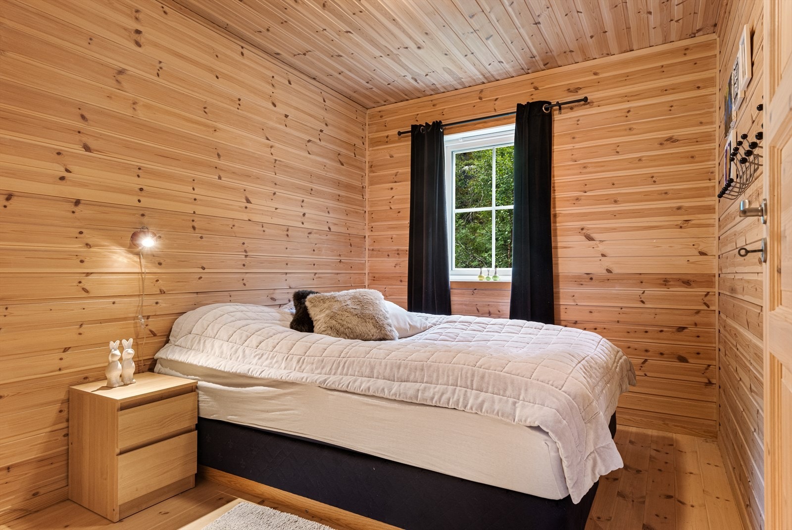 Hovedsoverom med plass til dobbeltseng Galleribilde