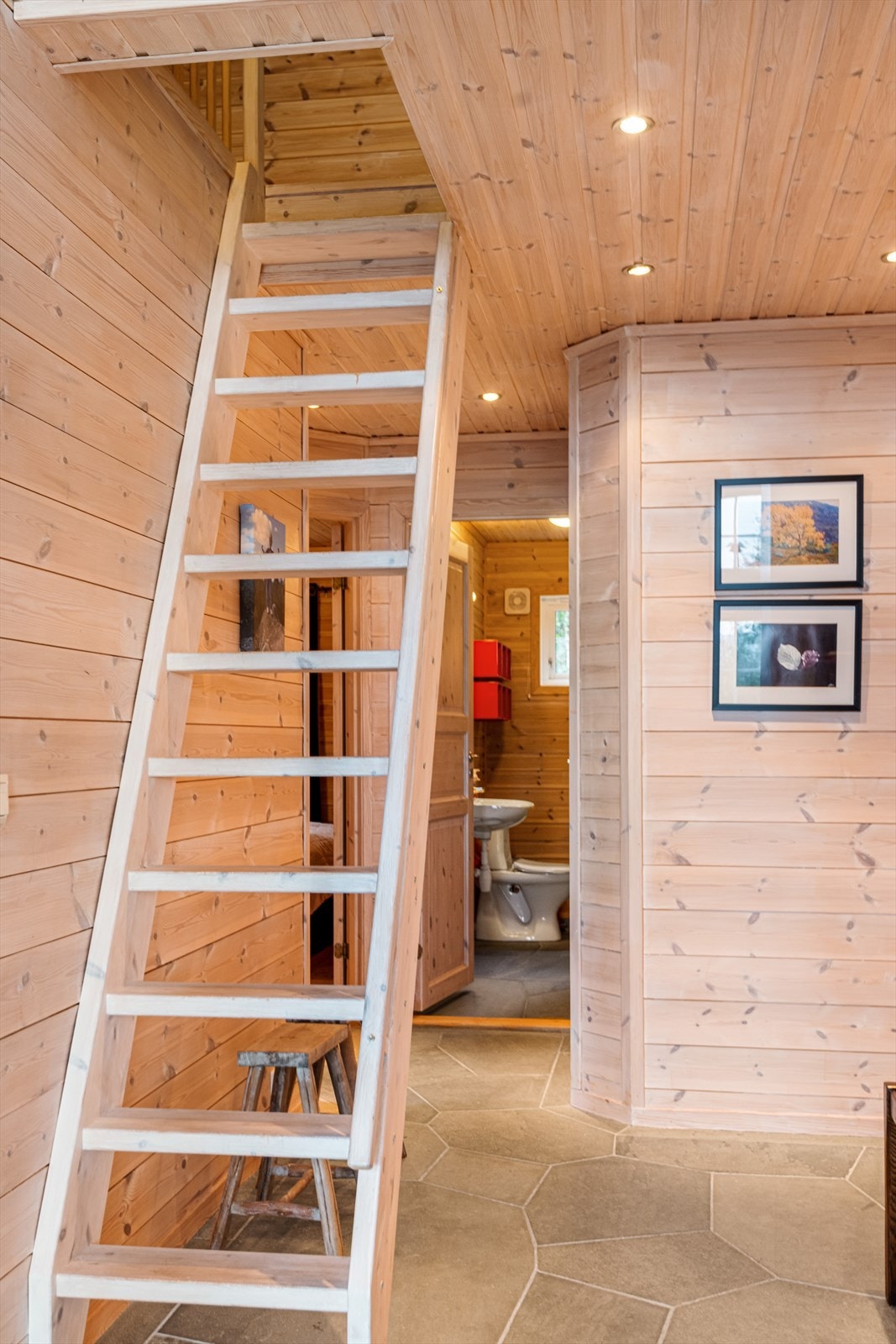 Trapp opp til loftsetasjen Galleribilde