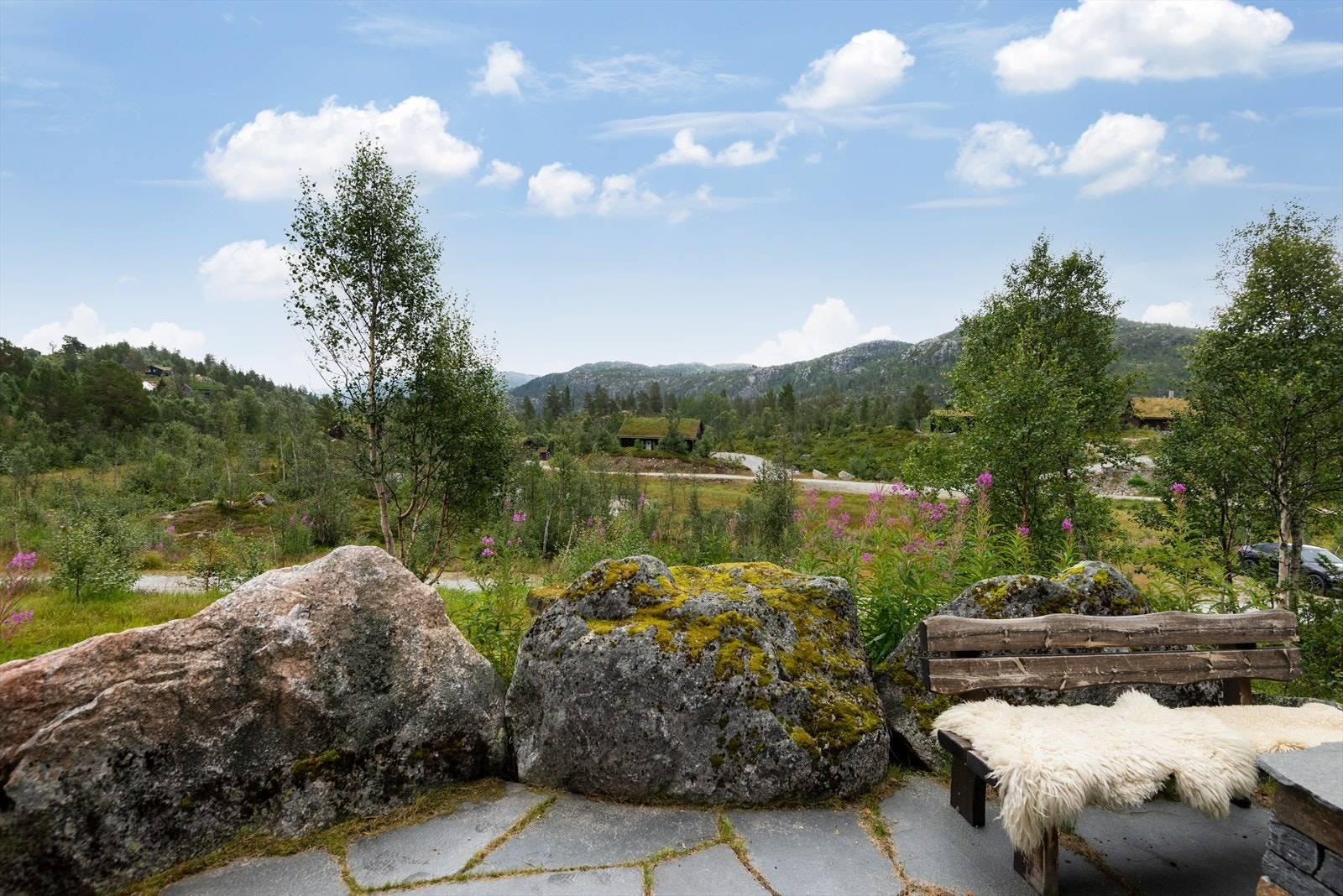 Her kan man sitte og nyte naturen og den fine utsikten mot fjellene. Galleribilde