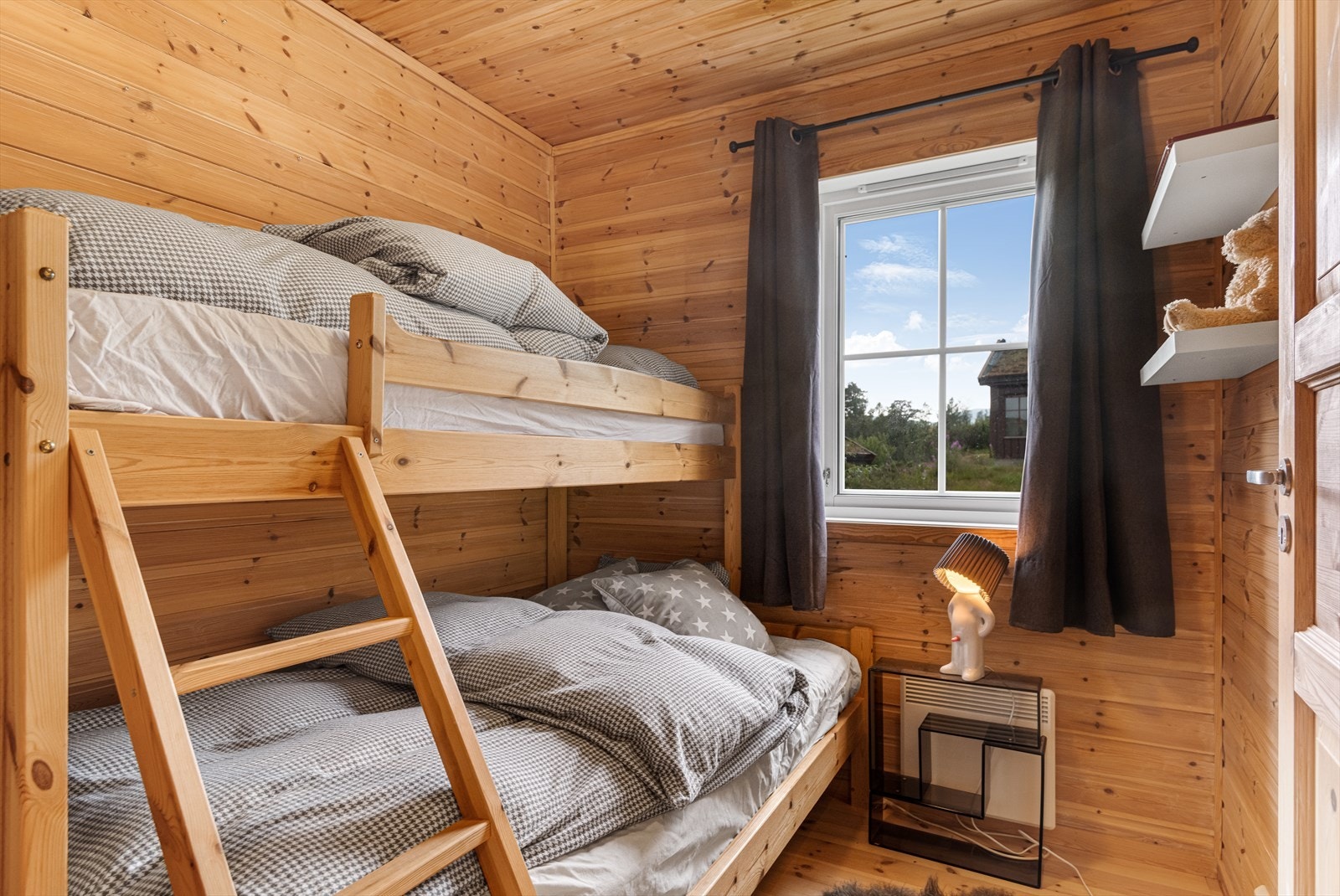 Soverom nr. 2 innredet med familiekøye Galleribilde