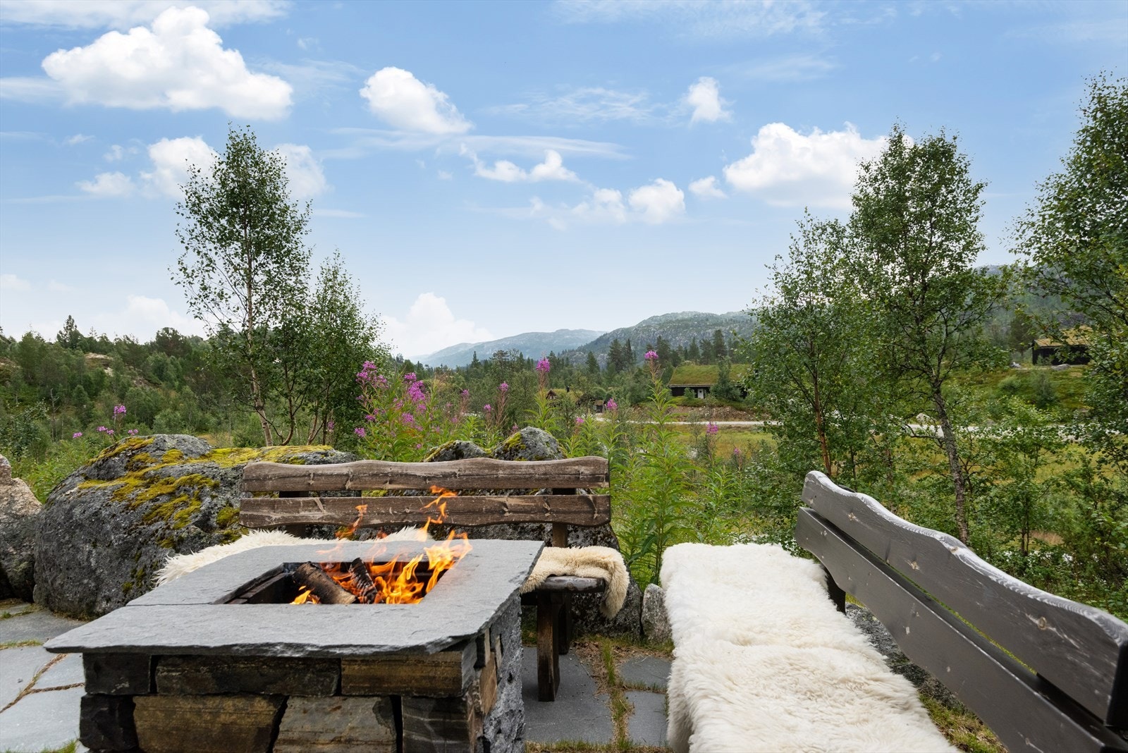 Uteområdet innbyr til koselige dager og kvelder foran bålet. Galleribilde