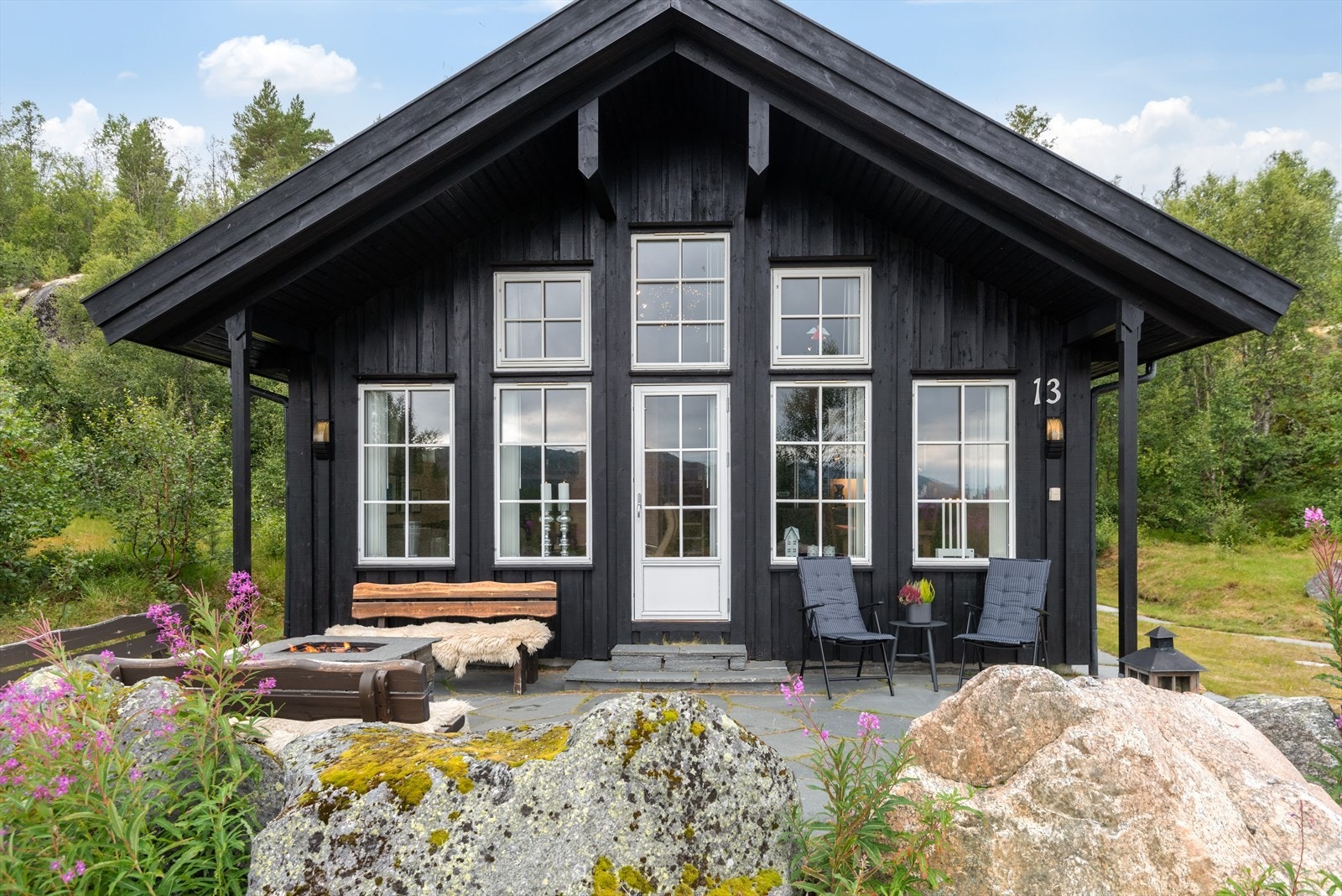 Uteplassen har store dekorative stener som rammer inn plassen Galleribilde