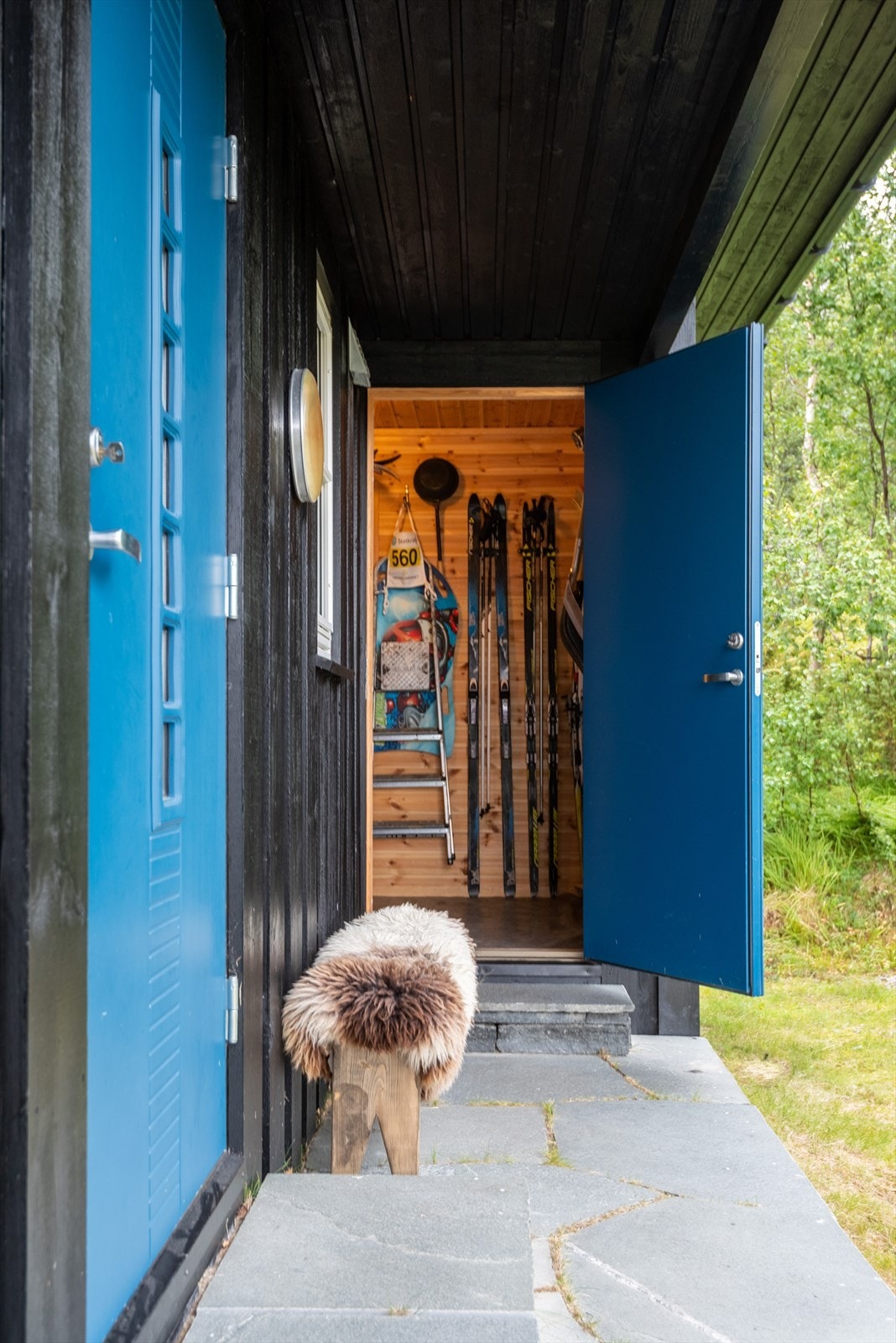 Praktisk utvendig skibod, i tilknytning til inngangspartiet Galleribilde