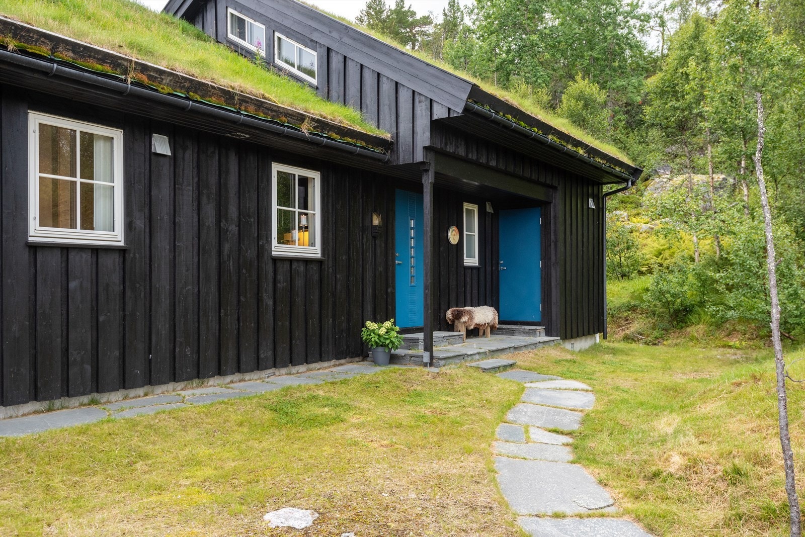 Flott hellelagt sti inn til ytterdøren. Fine grøntarealer Galleribilde