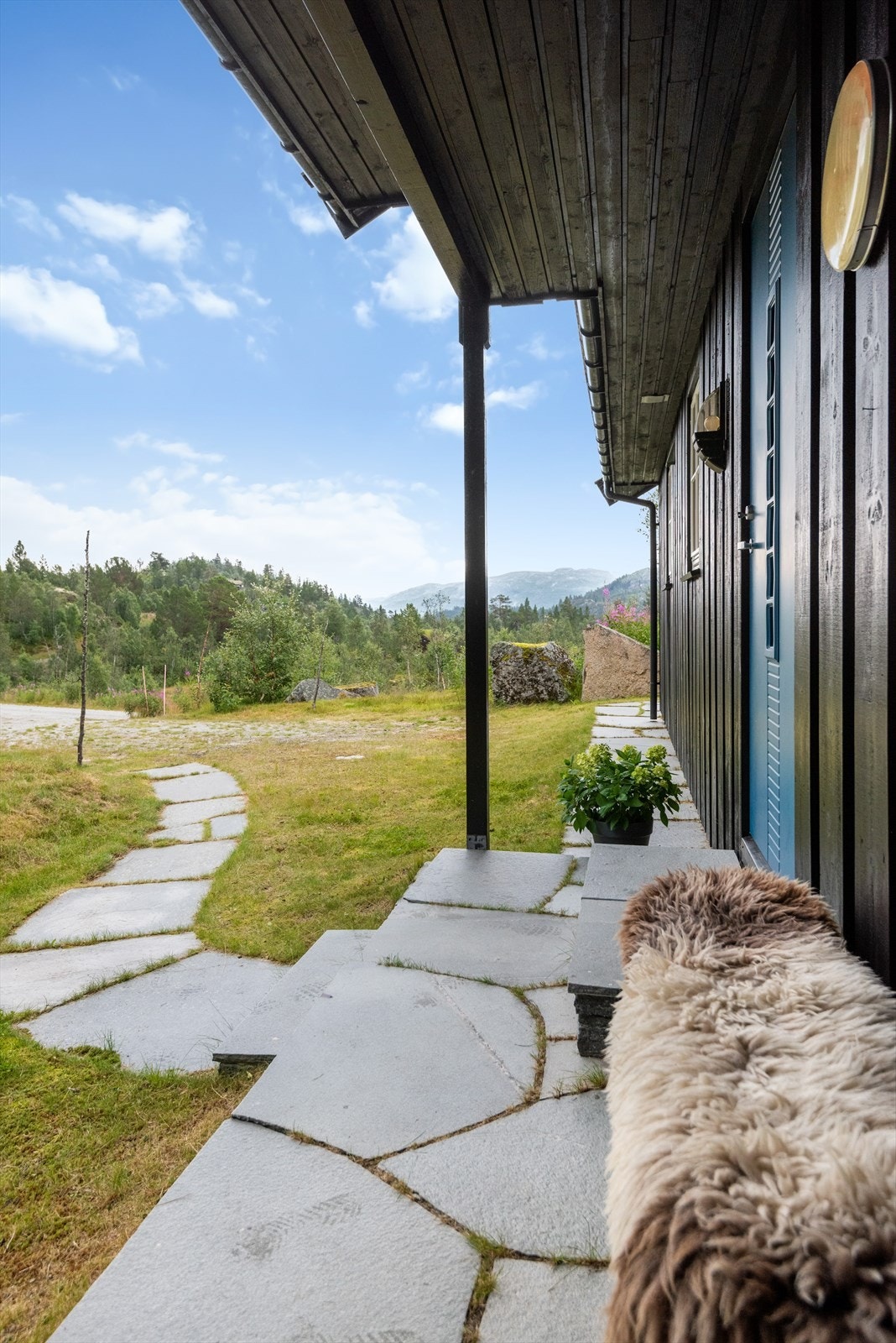 Skiferbelagt inngangsparti som er overbygget Galleribilde