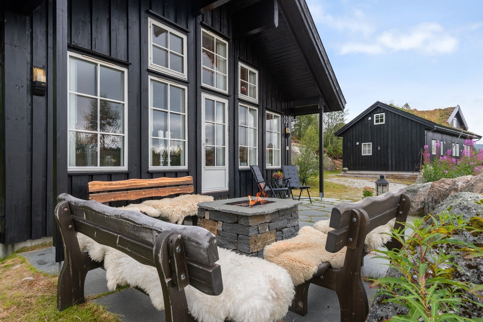 Flott, påkostet uteområde med bruddskifer og bålgruve. Galleribilde