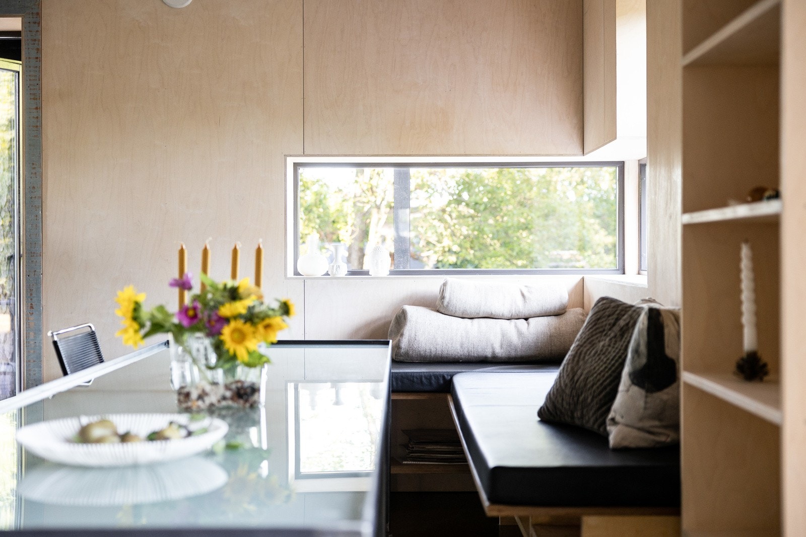 Overflater med bjørkekryssfiner paneler, overflatebehandlet med Osmo hardvoksolje. Galleribilde