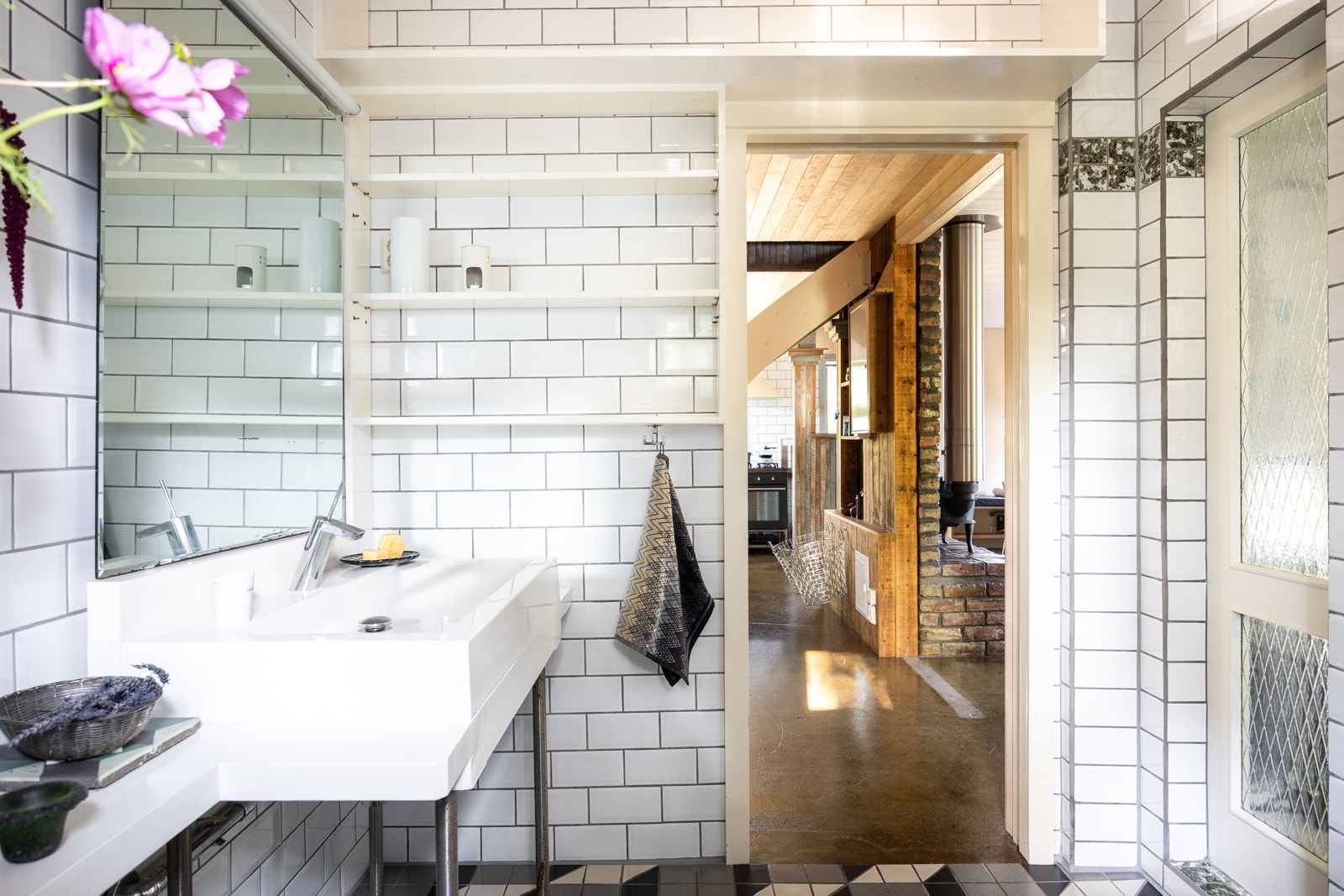 Sluk i plast med klemring og synlig membran klemt i klemringen. Galleribilde