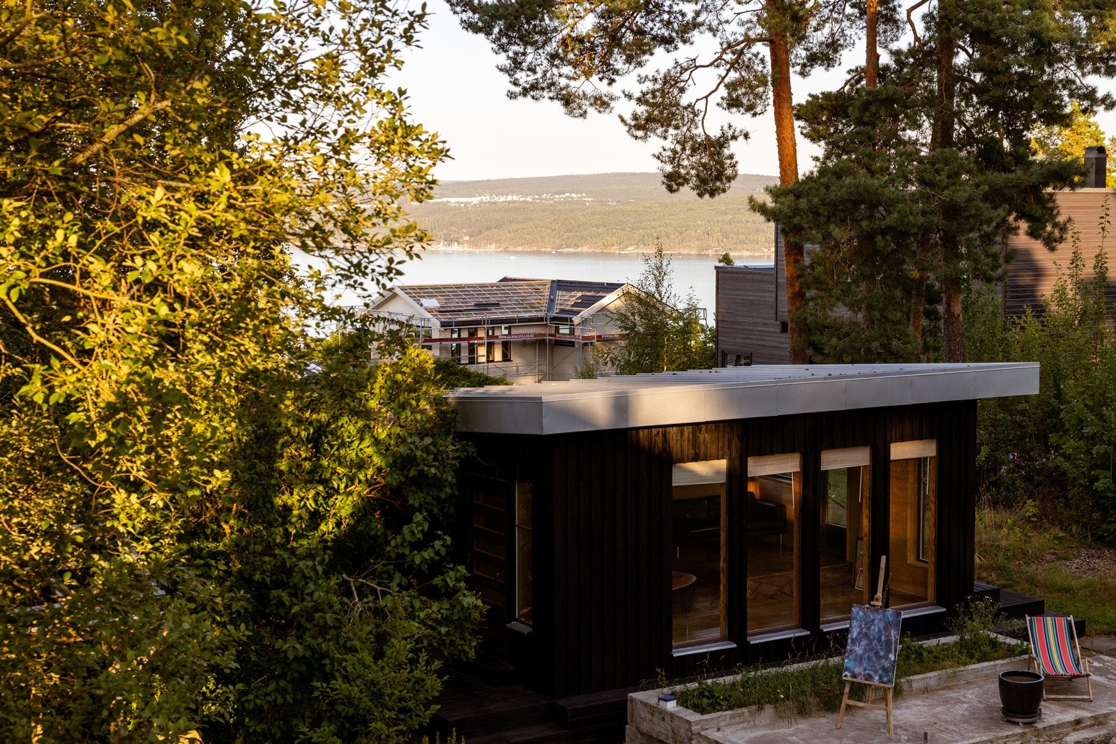 Verandaen har flott utsyn over hagen samt sjøgløtt mot Bunnefjorden. Galleribilde
