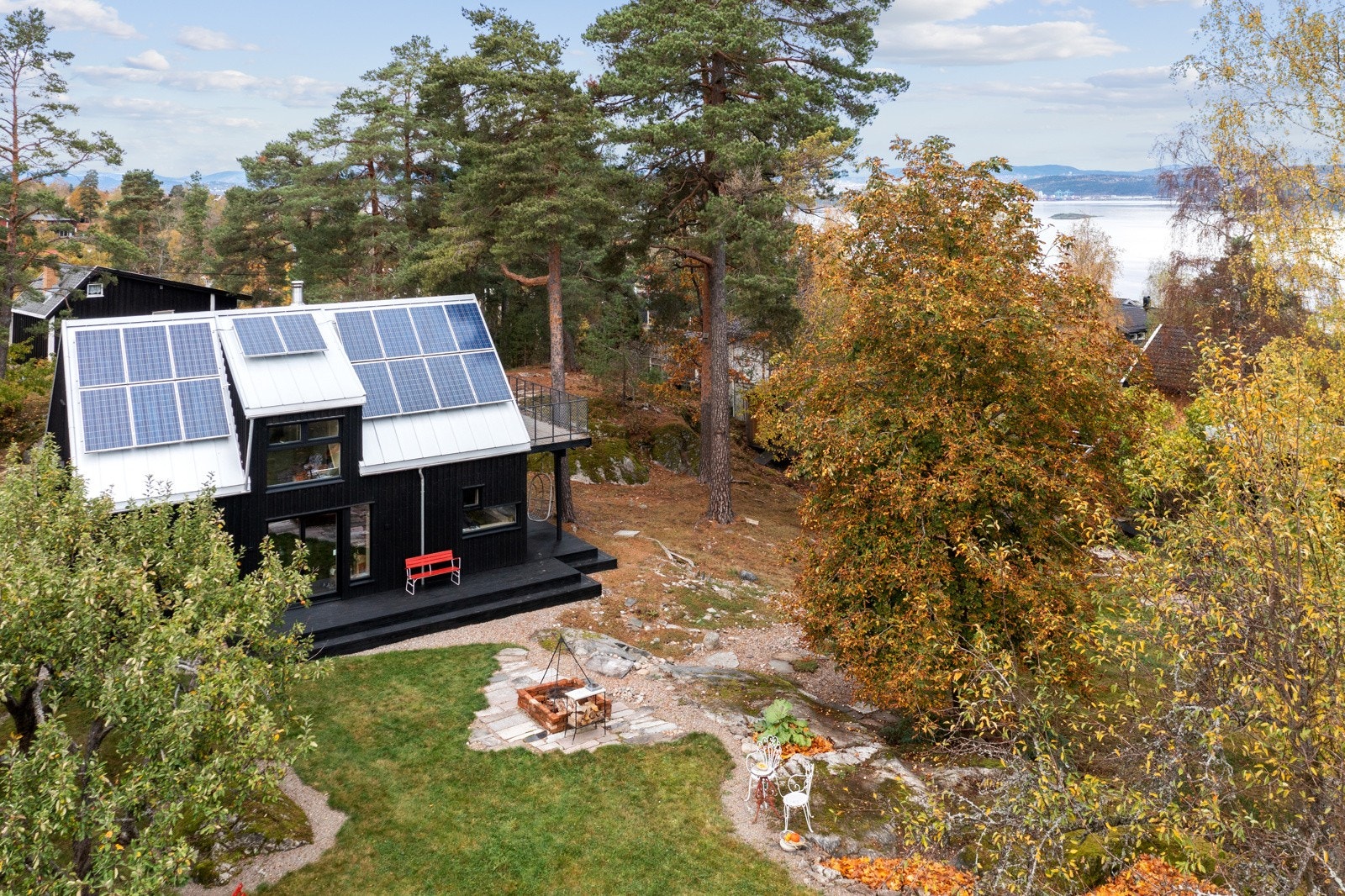 Miljøvennlig enebolig med solenergiløsning tegnet av arkitekt Rolf Jacobsen, Gaia Prosjekt. Mot øst har tomten flere steder med sjøgløtt til Bunnefjorden og mot Holmenkollåsen. Galleribilde