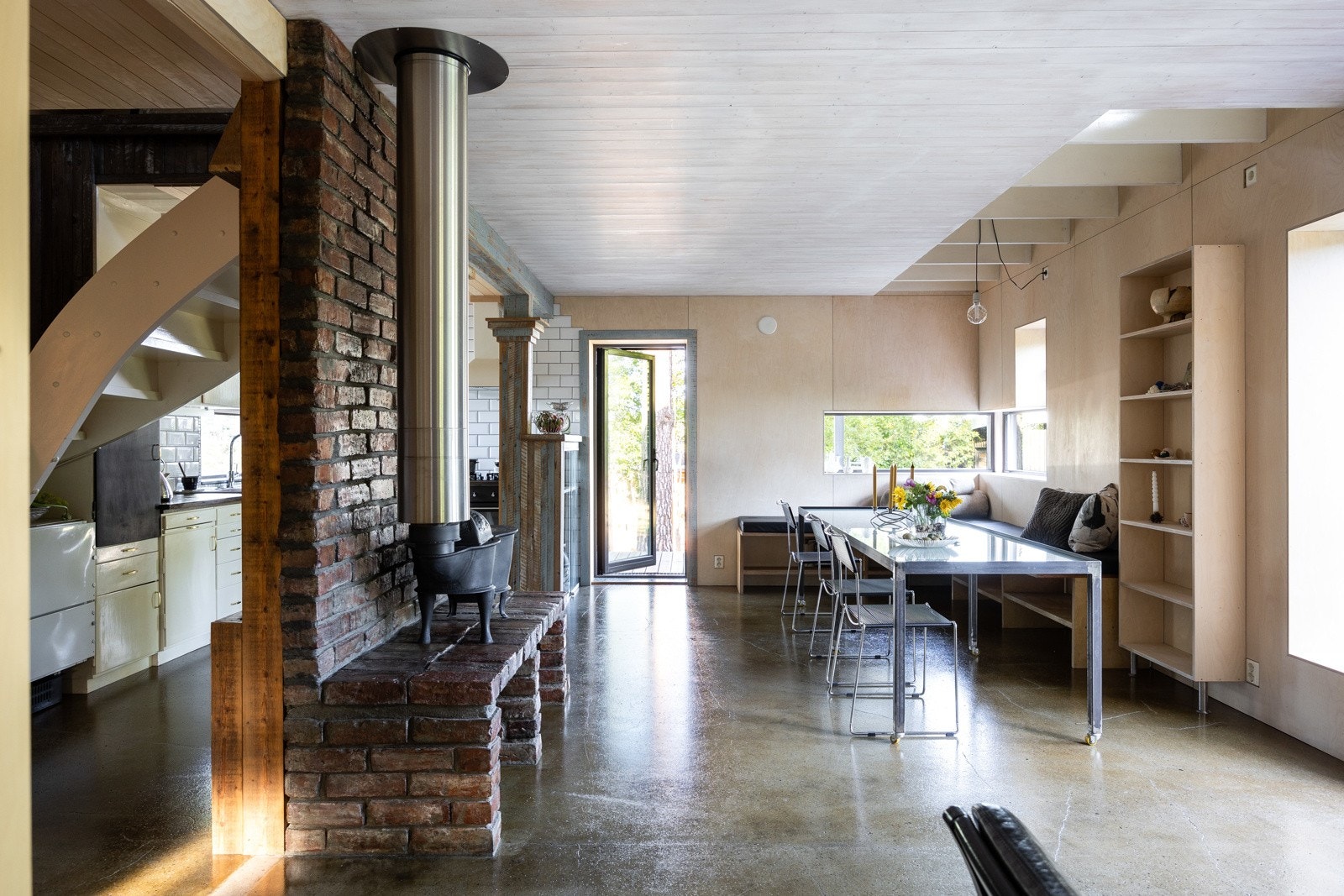 Lekker stue og spisestue med original vedovn type skipsovn fra Ulefos. Galleribilde