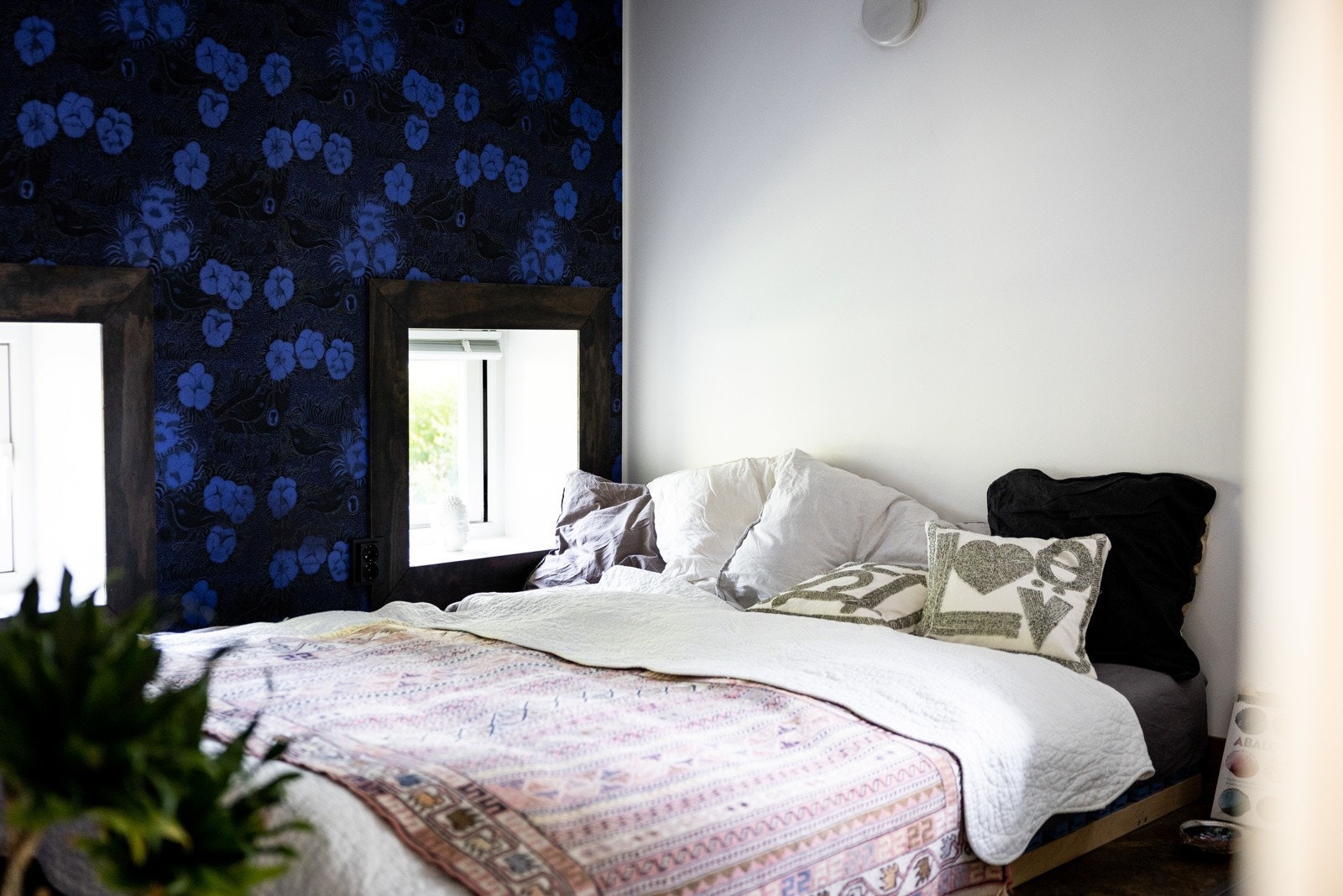 Høykvalitets design-tapet og sparklet og malte plater i soverom. Galleribilde