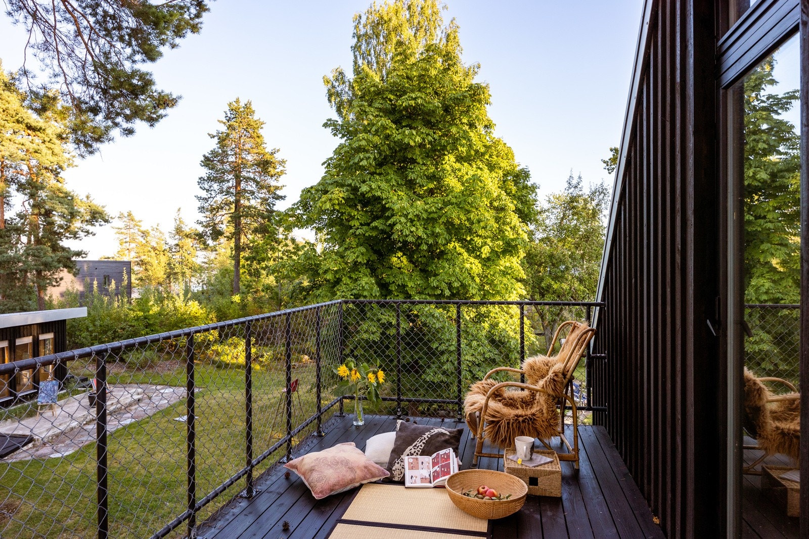 Hyggelig veranda på 11m² med grønt og frodig utsyn. Galleribilde