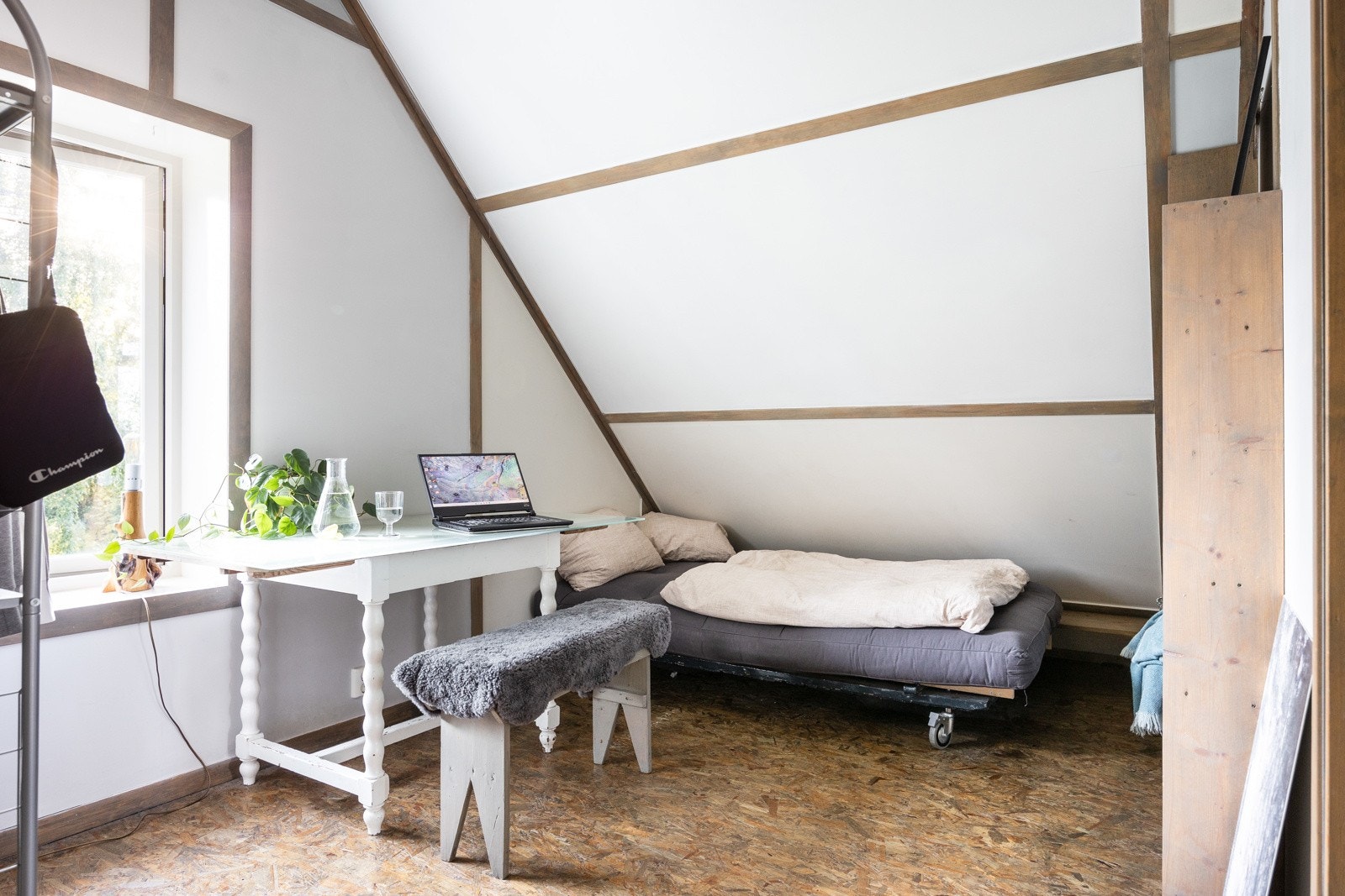 Soverom nr. 2 har garderobeløsning med stang og hyller samt og god plass til seng, skrivepult og annet møblement. Galleribilde