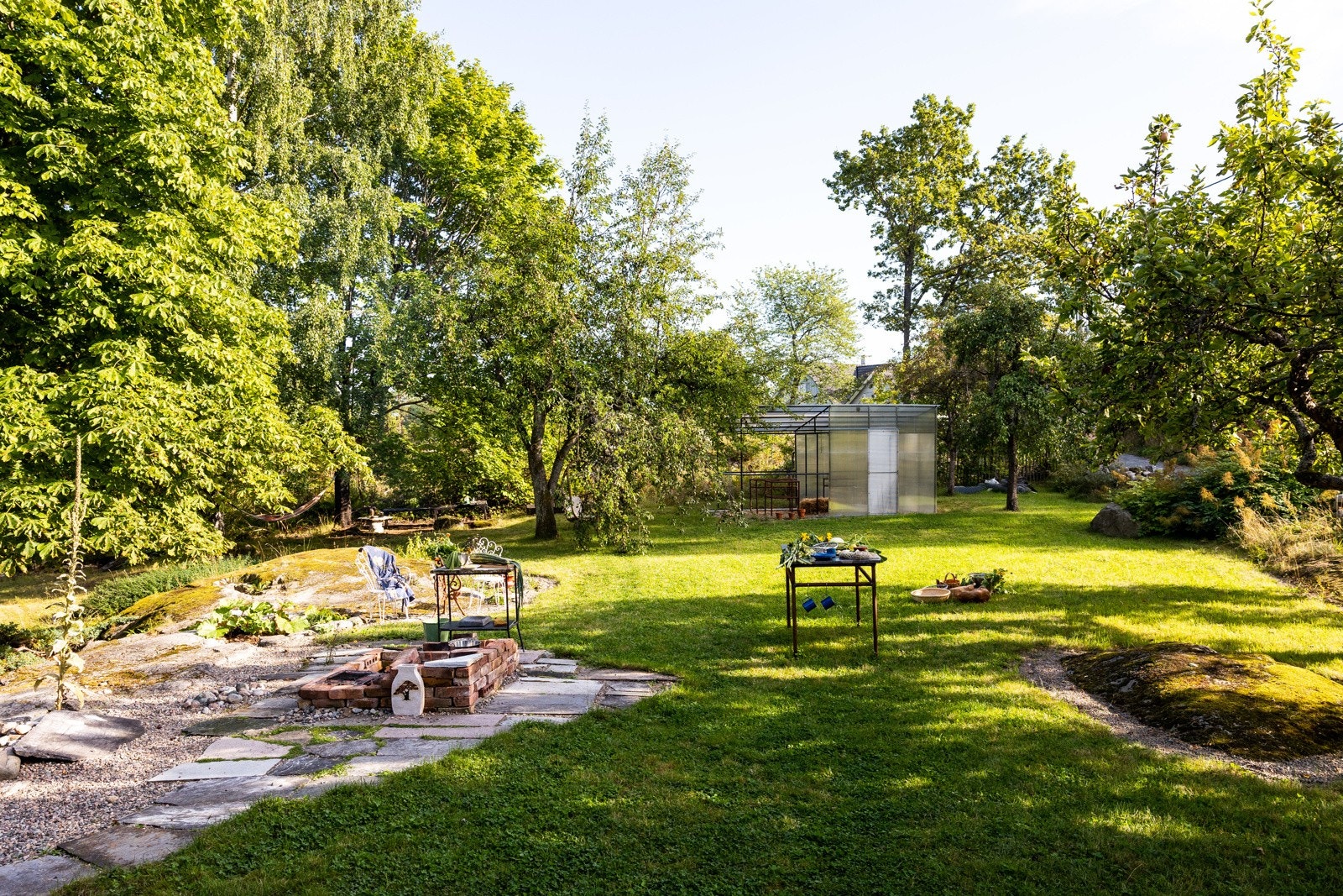 Tomtestørrelsen oppfyller krav til fradeling med to tomter innenfor reguleringsbestemmelsen på 900m². Selger har søknad for fradeling av tomten klar til forhåndskonferasne som følger vedlagt i salgsoppgaven Galleribilde