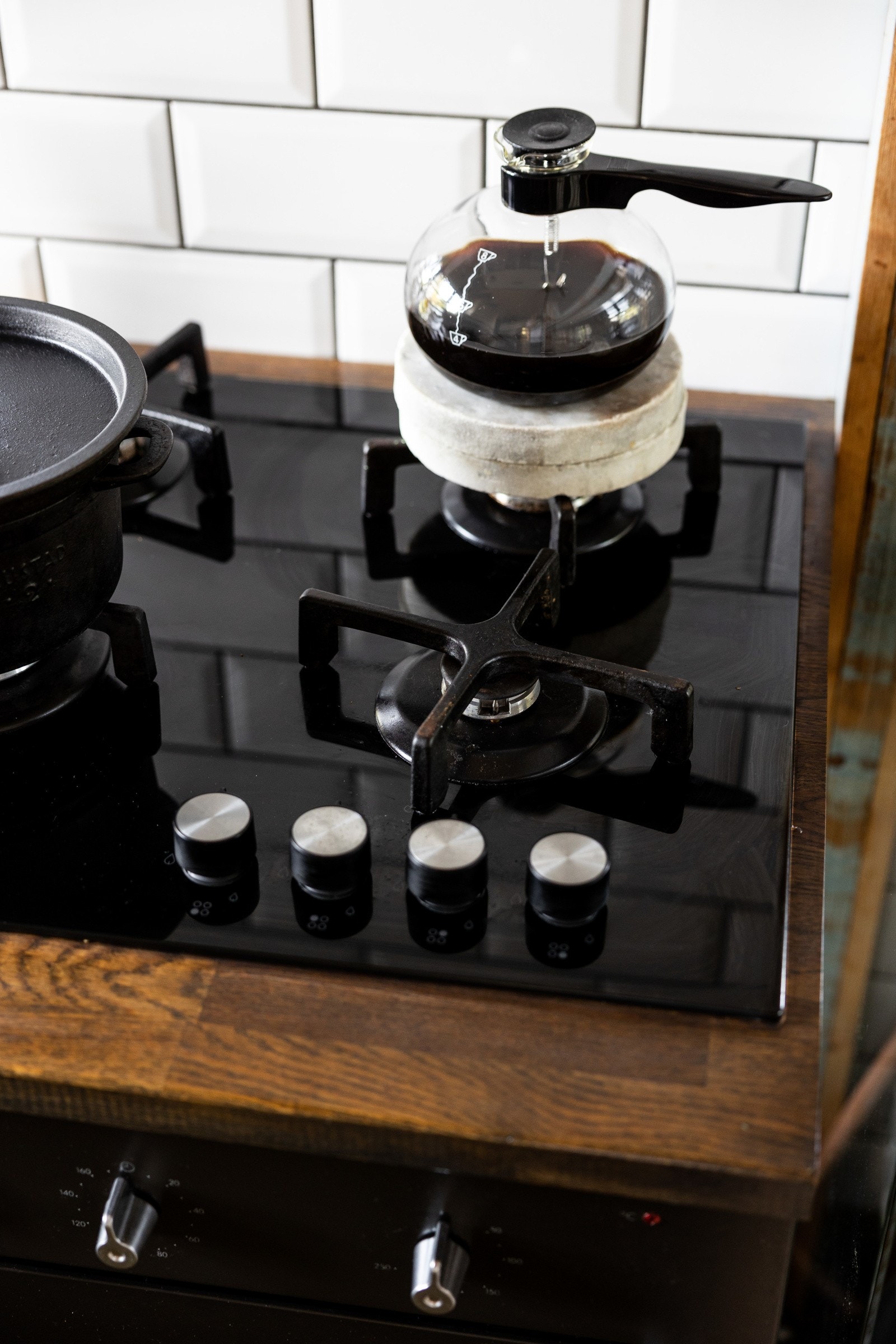 Platetopp og komfyr tilkoblet gass som er integrert i innredningen. Galleribilde