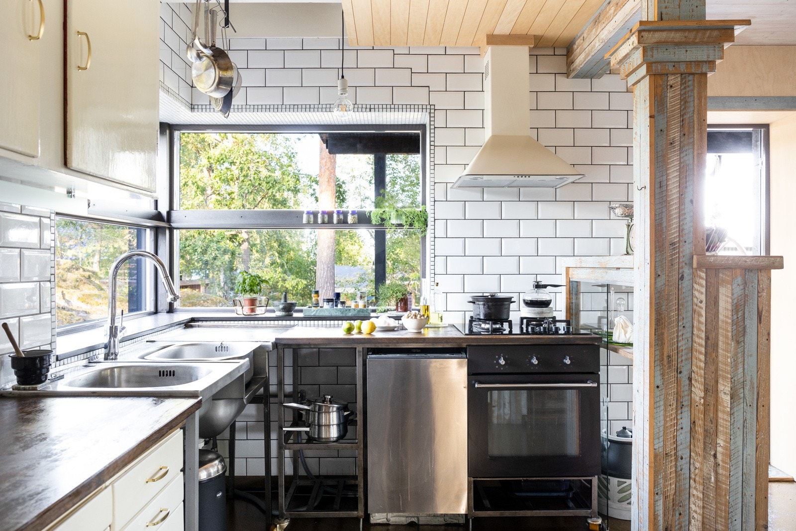 Stilfult kjøkken med hvite faseterte keramikkfliser. Galleribilde