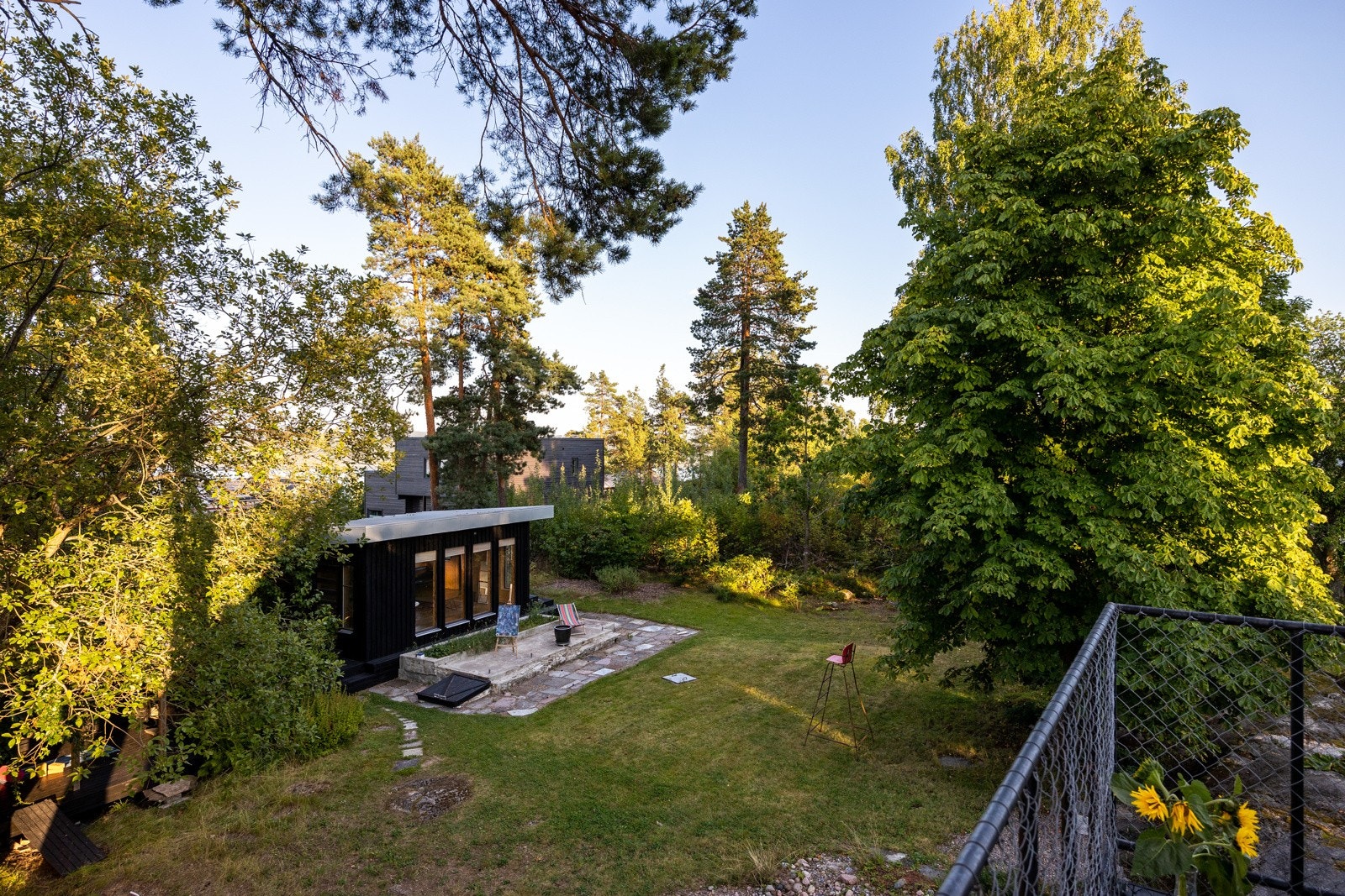 Den innholdsrike hagen gir gode muligheter til å skape mange ulike opplevelsessoner, fra lek til trivlige steder der du kan nyte en bok i fred og ro. Galleribilde