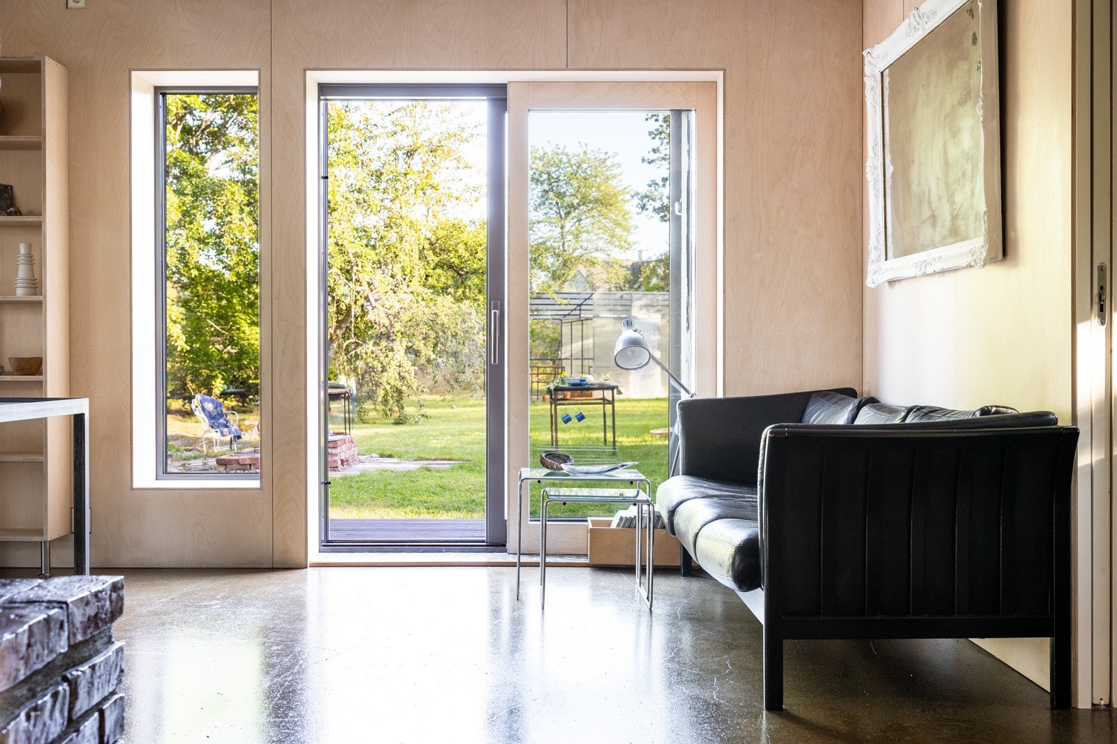 Lekker stue med store, flotte vinduer og utgang til terrasse. Galleribilde