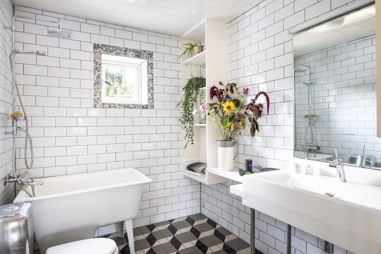 Romslig bad fra 2012, dokumentasjon foreligger. Det er fliser på betong og flislagt vegger. Galleribilde