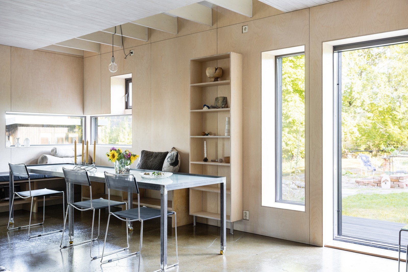 Stuen har lysere bjørketreplater på vegger samt store vinduer som gir en lys og fin atmosfære. Galleribilde