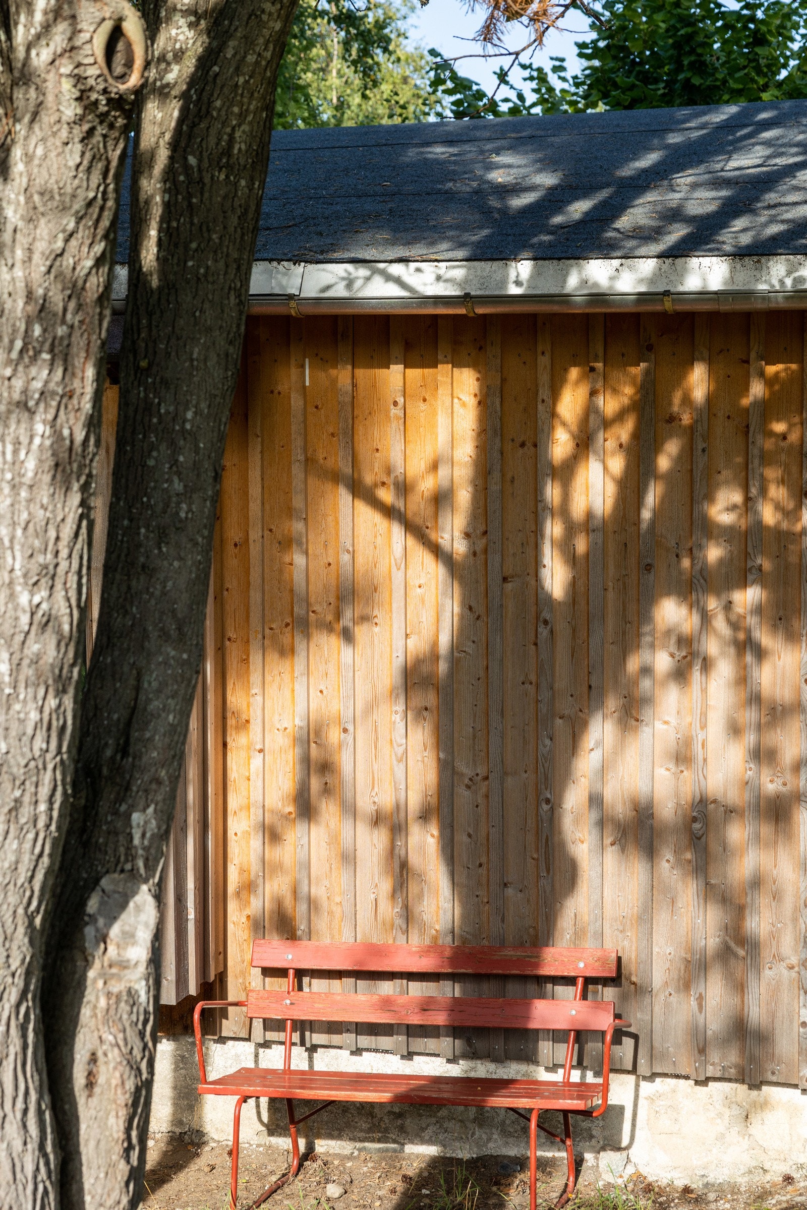 Tomten har en enkel bod som ble restaurert i 2017. Galleribilde