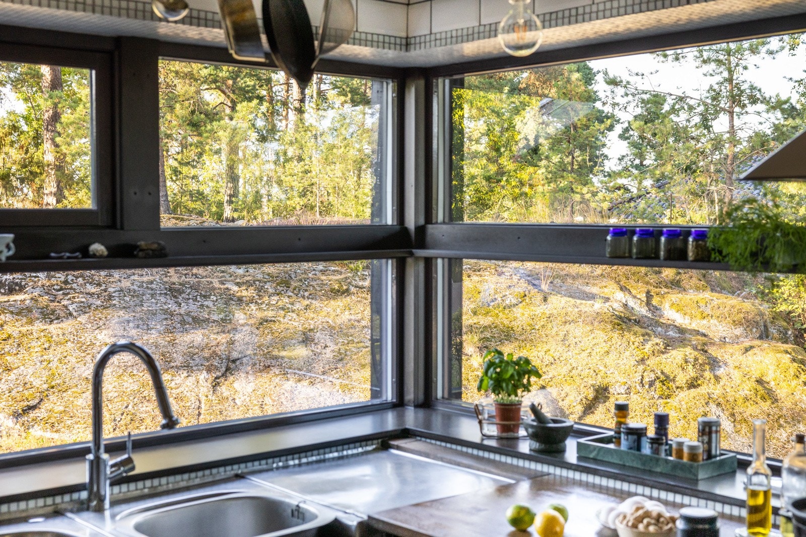 Stort hjørnevindu med utsyn til naturskjønne omgivelser. Galleribilde