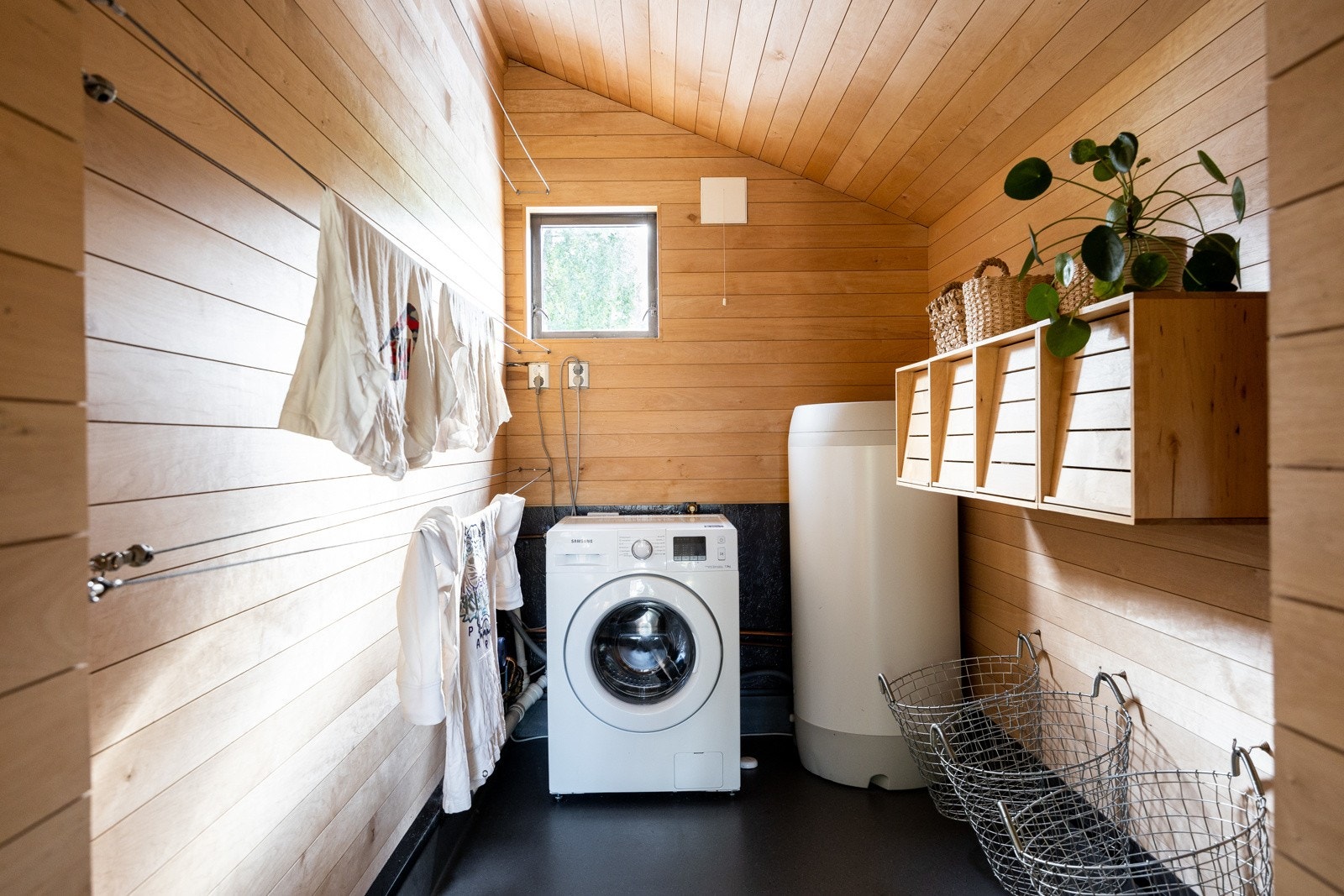 Praktisk teknisk rom/ vaskerom med opplegg til vaskemaskin, god plass til oppheng av tøy samt lagringsplass. Automatisk vannstopper er montert. Galleribilde