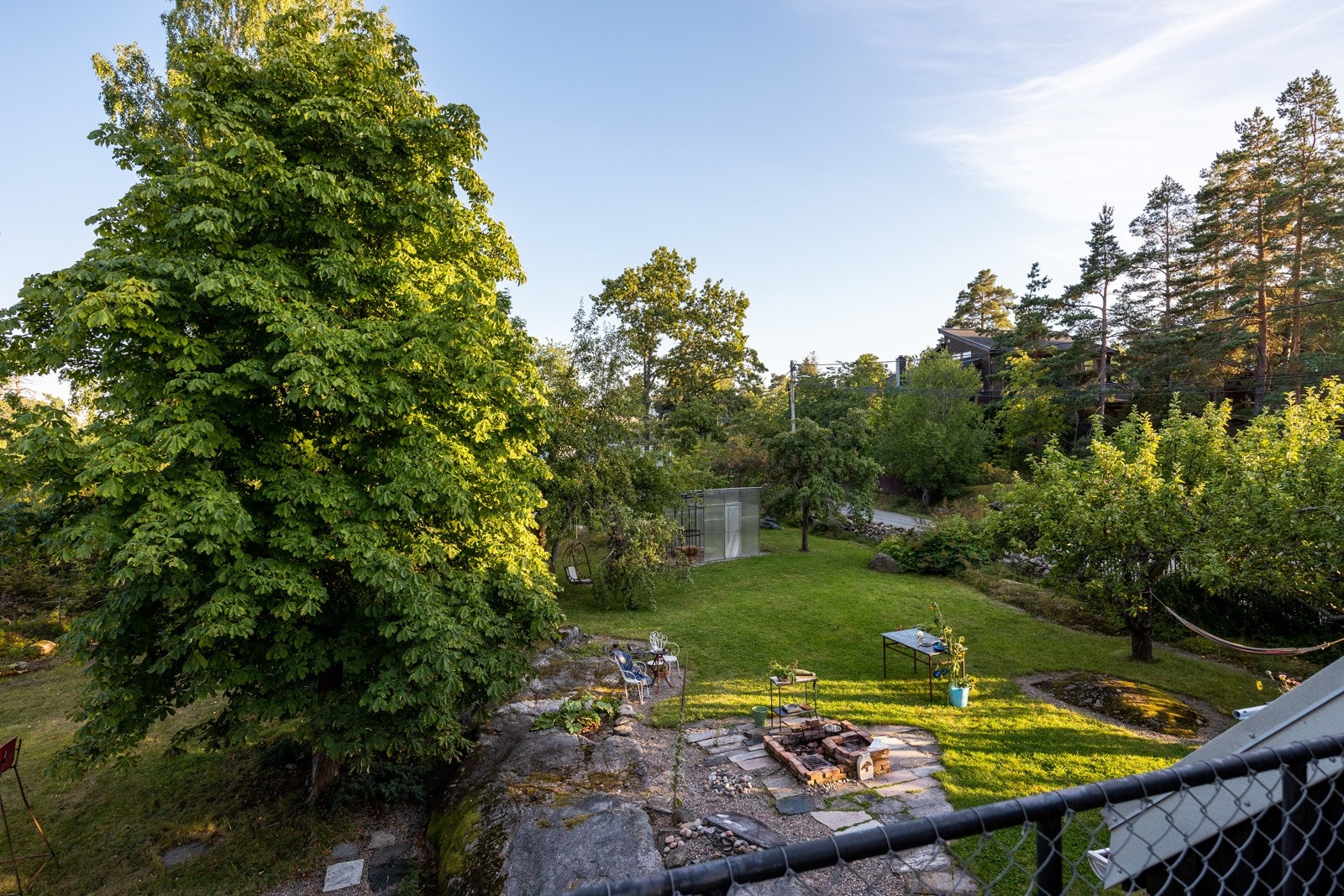 Utsyn over hagen - fantastisk naturtomt med mange ulike soner. Galleribilde