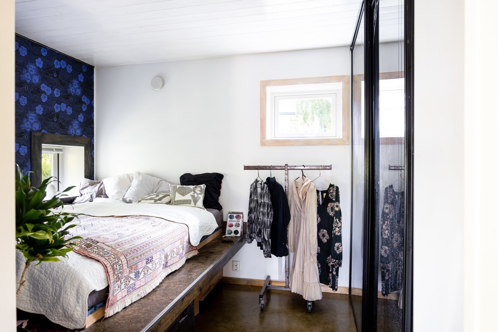 Hovedsoverom i 1. etasje med god lagringsplass i skyvedørsgarderoben. Galleribilde