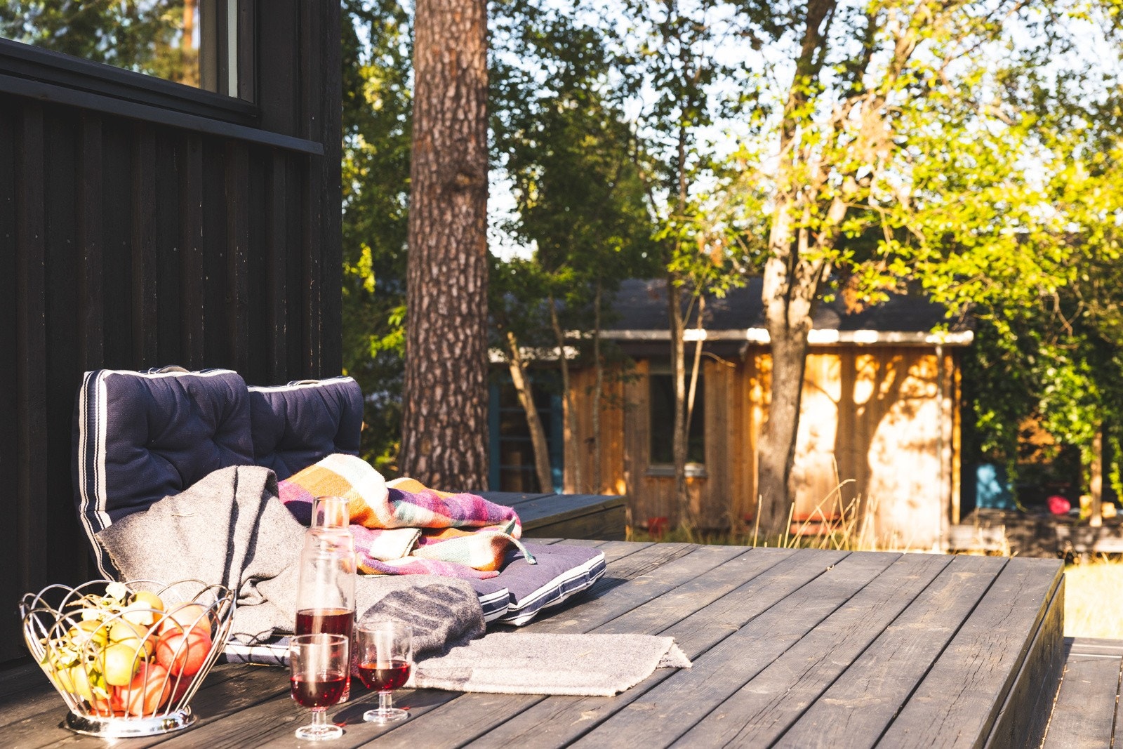 Hyggelig terrasse på 30m² som vender mot syd-, øst og vest. Galleribilde