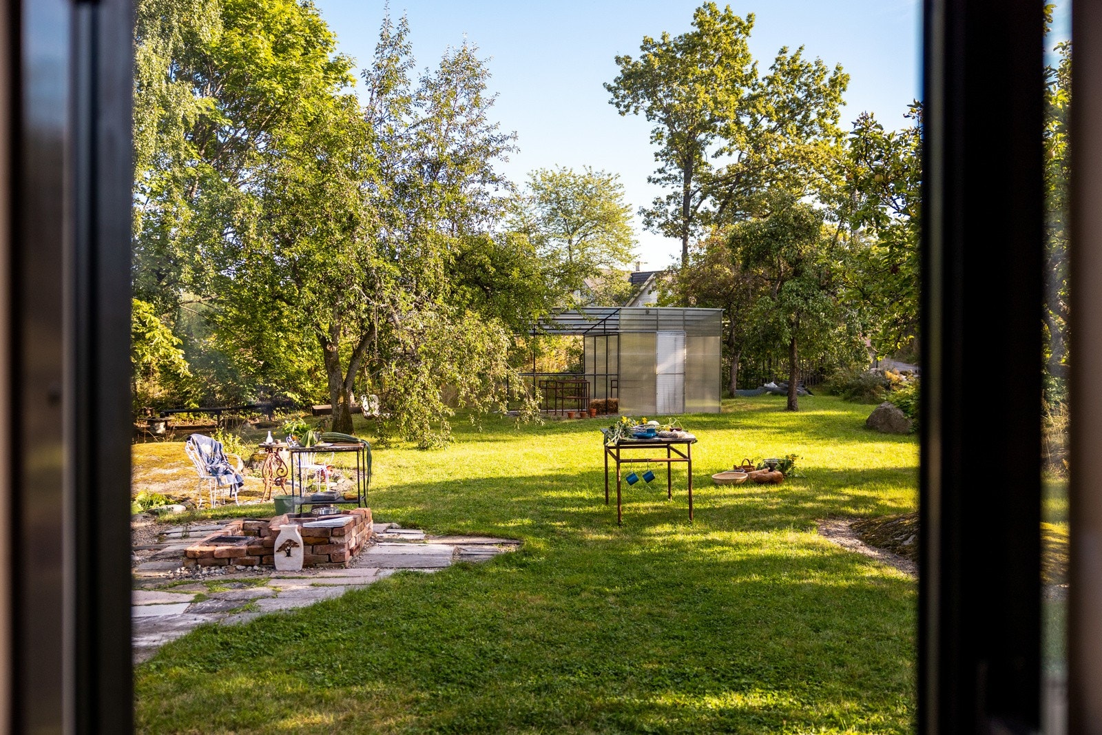 Grønt og frodig utsyn over hagen! Galleribilde